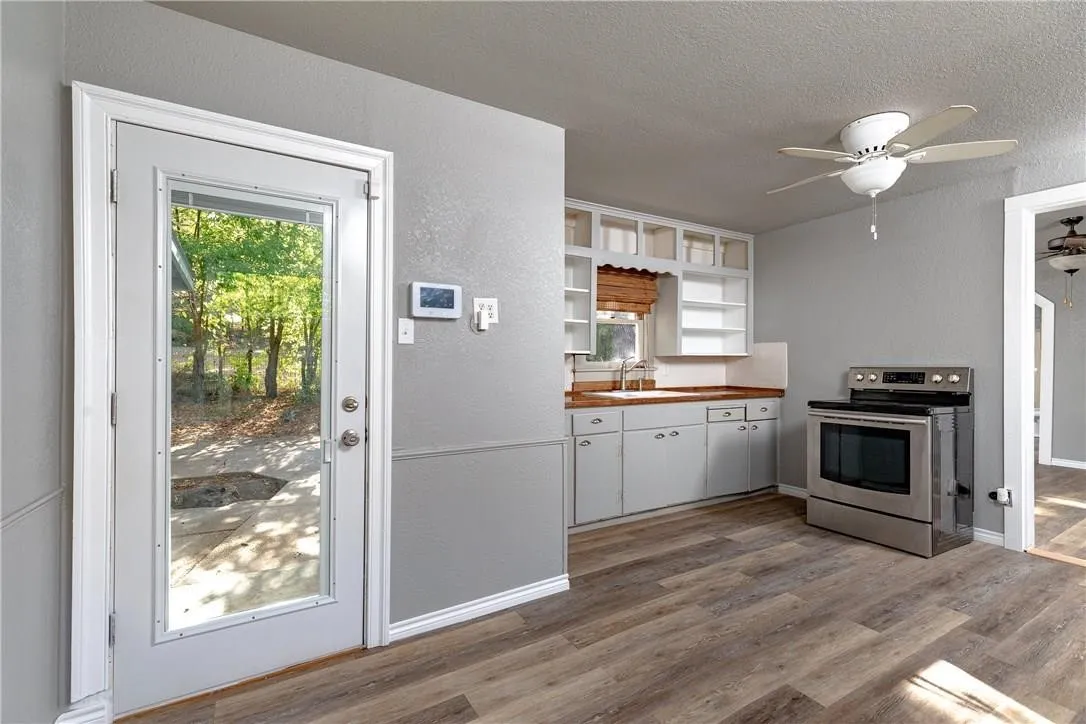 Single Family Residence For Sale in Tarrant County , 424 Wilshire Avenue, Azle, Texas 76020, 3 Bedroom, 2 Bathroom, Garage spaces, 1,256 Sqft, built in 1940, mls#21313356, Real Estate Agent in Azle, Homes For Sale in Tarrant county, Homes For Sale in Azle, Realtor in Azle Texas, Real Estate Brokerage Independent Realty Texas, Luminita Cordes Realtor