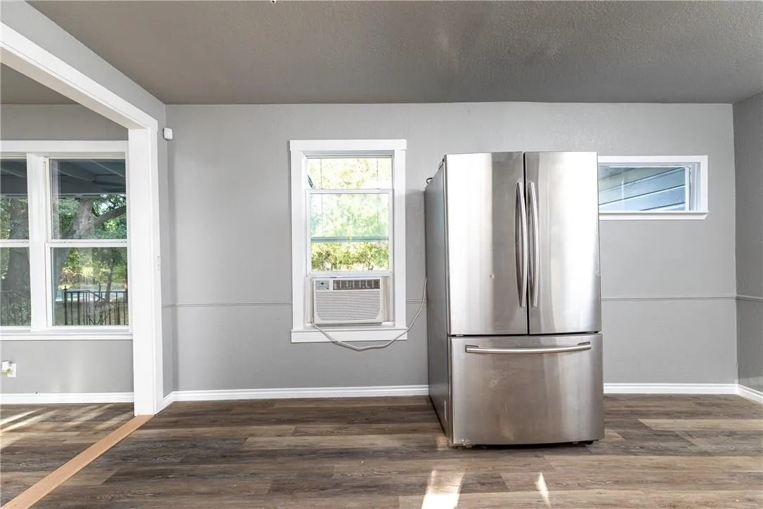 Single Family Residence For Sale in Tarrant County , 424 Wilshire Avenue, Azle, Texas 76020, 3 Bedroom, 2 Bathroom, Garage spaces, 1,256 Sqft, built in 1940, mls#21313356, Real Estate Agent in Azle, Homes For Sale in Tarrant county, Homes For Sale in Azle, Realtor in Azle Texas, Real Estate Brokerage Independent Realty Texas, Luminita Cordes Realtor