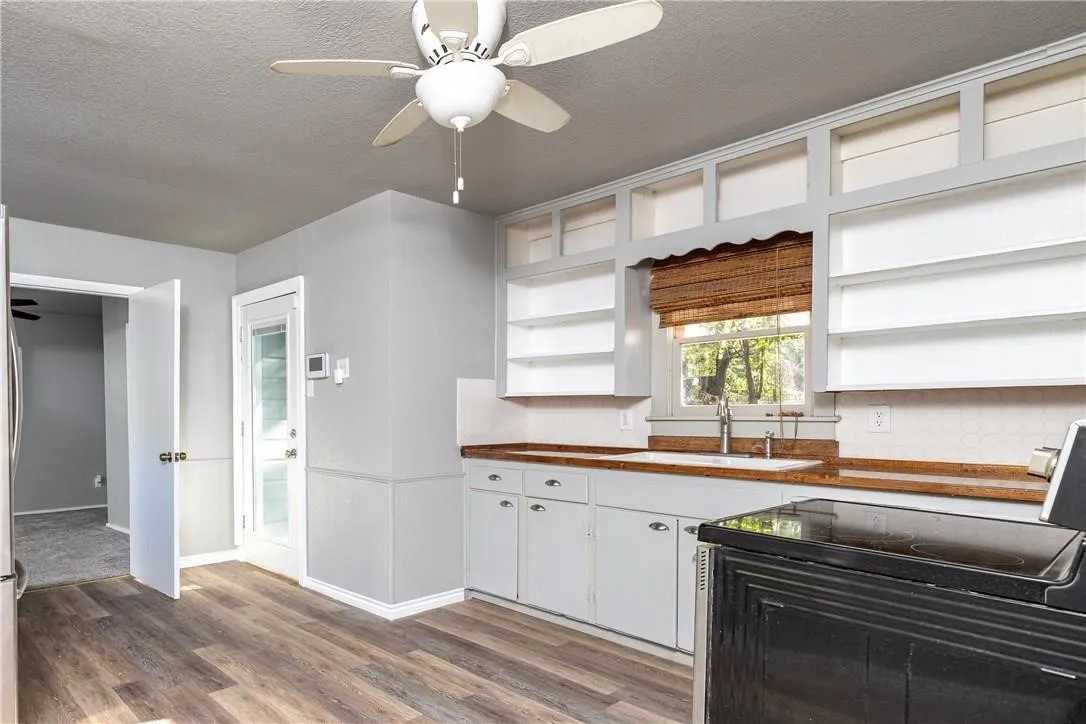 Single Family Residence For Sale in Tarrant County , 424 Wilshire Avenue, Azle, Texas 76020, 3 Bedroom, 2 Bathroom, Garage spaces, 1,256 Sqft, built in 1940, mls#21313356, Real Estate Agent in Azle, Homes For Sale in Tarrant county, Homes For Sale in Azle, Realtor in Azle Texas, Real Estate Brokerage Independent Realty Texas, Luminita Cordes Realtor