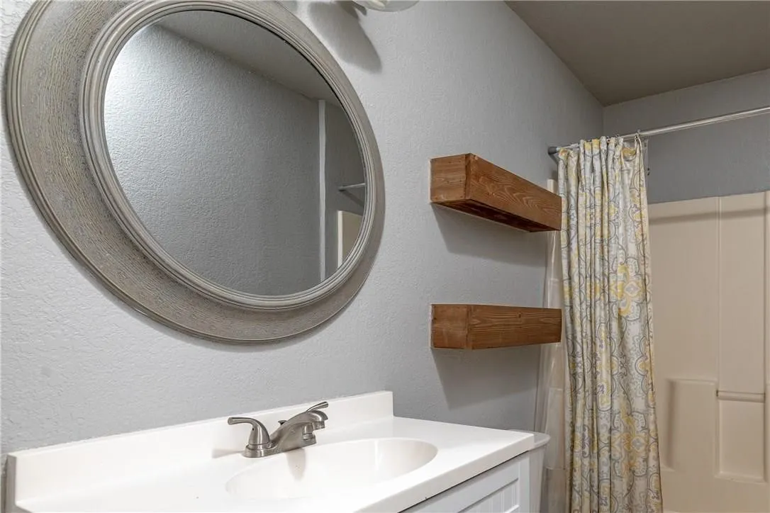 Single Family Residence For Sale in Tarrant County , 424 Wilshire Avenue, Azle, Texas 76020, 3 Bedroom, 2 Bathroom, Garage spaces, 1,256 Sqft, built in 1940, mls#21313356, Real Estate Agent in Azle, Homes For Sale in Tarrant county, Homes For Sale in Azle, Realtor in Azle Texas, Real Estate Brokerage Independent Realty Texas, Luminita Cordes Realtor