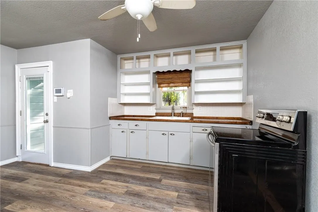 Single Family Residence For Sale in Tarrant County , 424 Wilshire Avenue, Azle, Texas 76020, 3 Bedroom, 2 Bathroom, Garage spaces, 1,256 Sqft, built in 1940, mls#21313356, Real Estate Agent in Azle, Homes For Sale in Tarrant county, Homes For Sale in Azle, Realtor in Azle Texas, Real Estate Brokerage Independent Realty Texas, Luminita Cordes Realtor