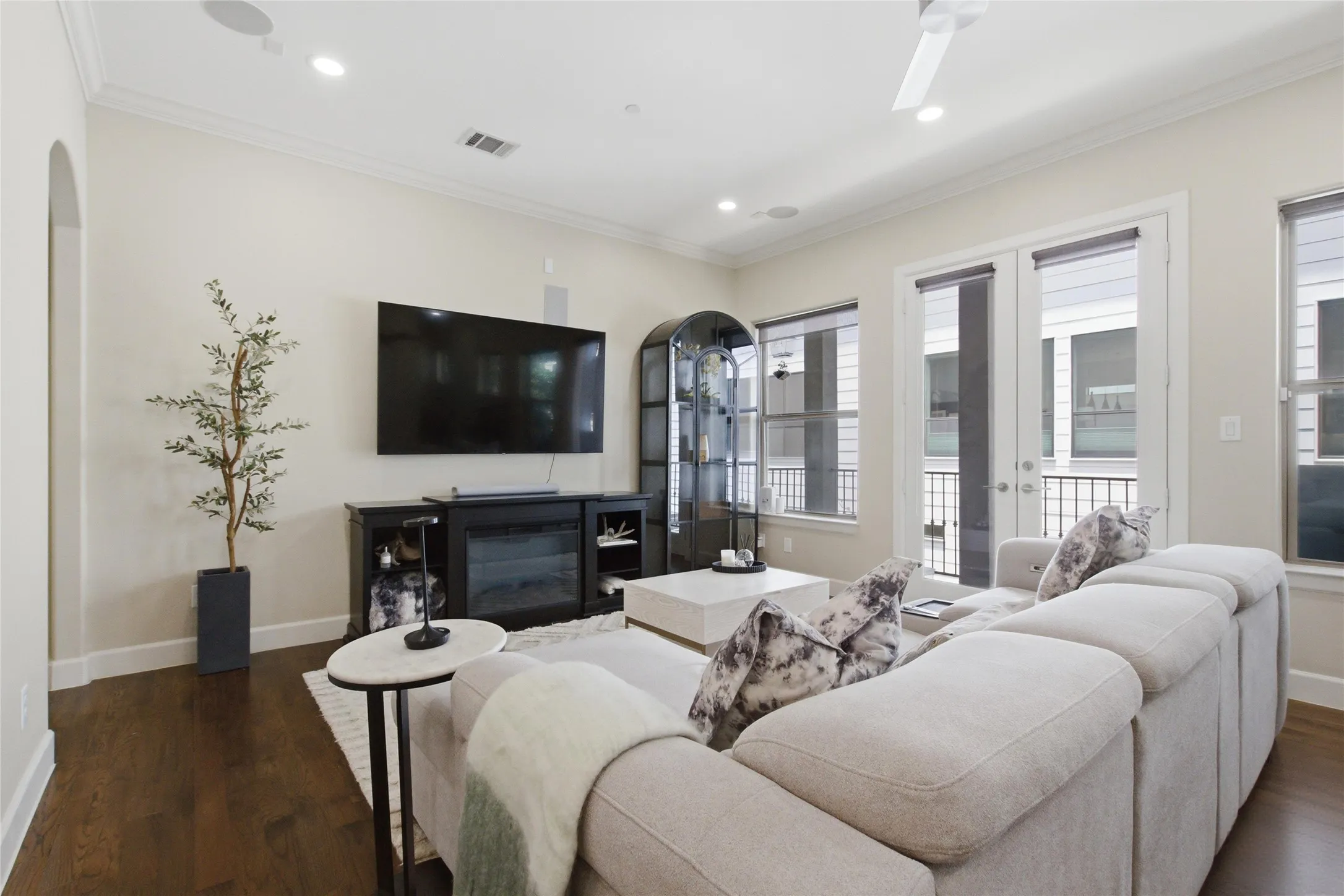 Townhouse For Sale in Dallas County , 1844 Euclid Avenue 3, Dallas, Texas 75206, 3 Bedroom, 4 Bathroom, 2 Garage spaces, 2,184 Sqft, built in 2015, mls#21263184, Real Estate Agent in Dallas, Homes For Sale in Dallas county, Homes For Sale in Dallas, Realtor in Dallas Texas, Real Estate Brokerage Independent Realty Texas, Luminita Cordes Realtor