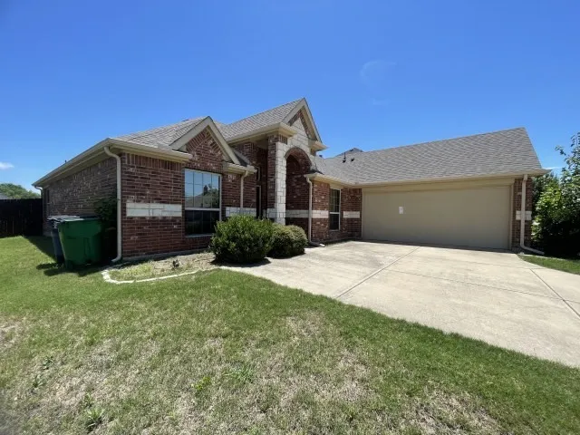 Single Family Residence For Sale in Ellis County , 2184 Liriope Lane, Waxahachie, Texas 75165, 3 Bedroom, 2 Bathroom, 2 Garage spaces, 1,827 Sqft, built in 2015, mls#21313330, Real Estate Agent in Waxahachie, Homes For Sale in Ellis county, Homes For Sale in Waxahachie, Realtor in Waxahachie Texas, Real Estate Brokerage Independent Realty Texas, Luminita Cordes Realtor
