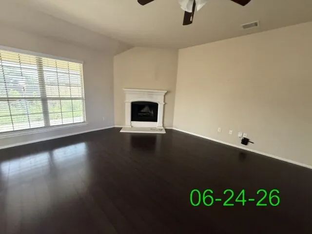 Single Family Residence For Sale in Ellis County , 2184 Liriope Lane, Waxahachie, Texas 75165, 3 Bedroom, 2 Bathroom, 2 Garage spaces, 1,827 Sqft, built in 2015, mls#21313330, Real Estate Agent in Waxahachie, Homes For Sale in Ellis county, Homes For Sale in Waxahachie, Realtor in Waxahachie Texas, Real Estate Brokerage Independent Realty Texas, Luminita Cordes Realtor
