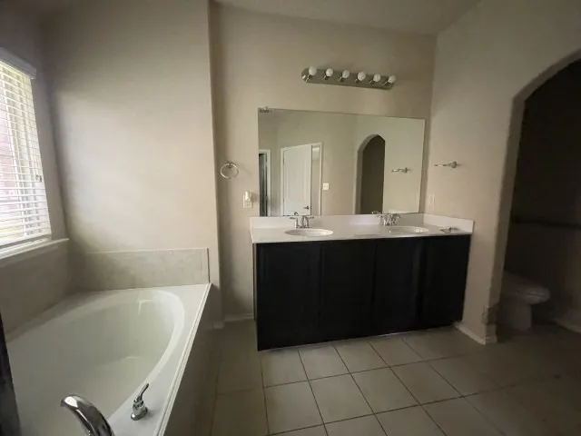 Single Family Residence For Sale in Ellis County , 2184 Liriope Lane, Waxahachie, Texas 75165, 3 Bedroom, 2 Bathroom, 2 Garage spaces, 1,827 Sqft, built in 2015, mls#21313330, Real Estate Agent in Waxahachie, Homes For Sale in Ellis county, Homes For Sale in Waxahachie, Realtor in Waxahachie Texas, Real Estate Brokerage Independent Realty Texas, Luminita Cordes Realtor
