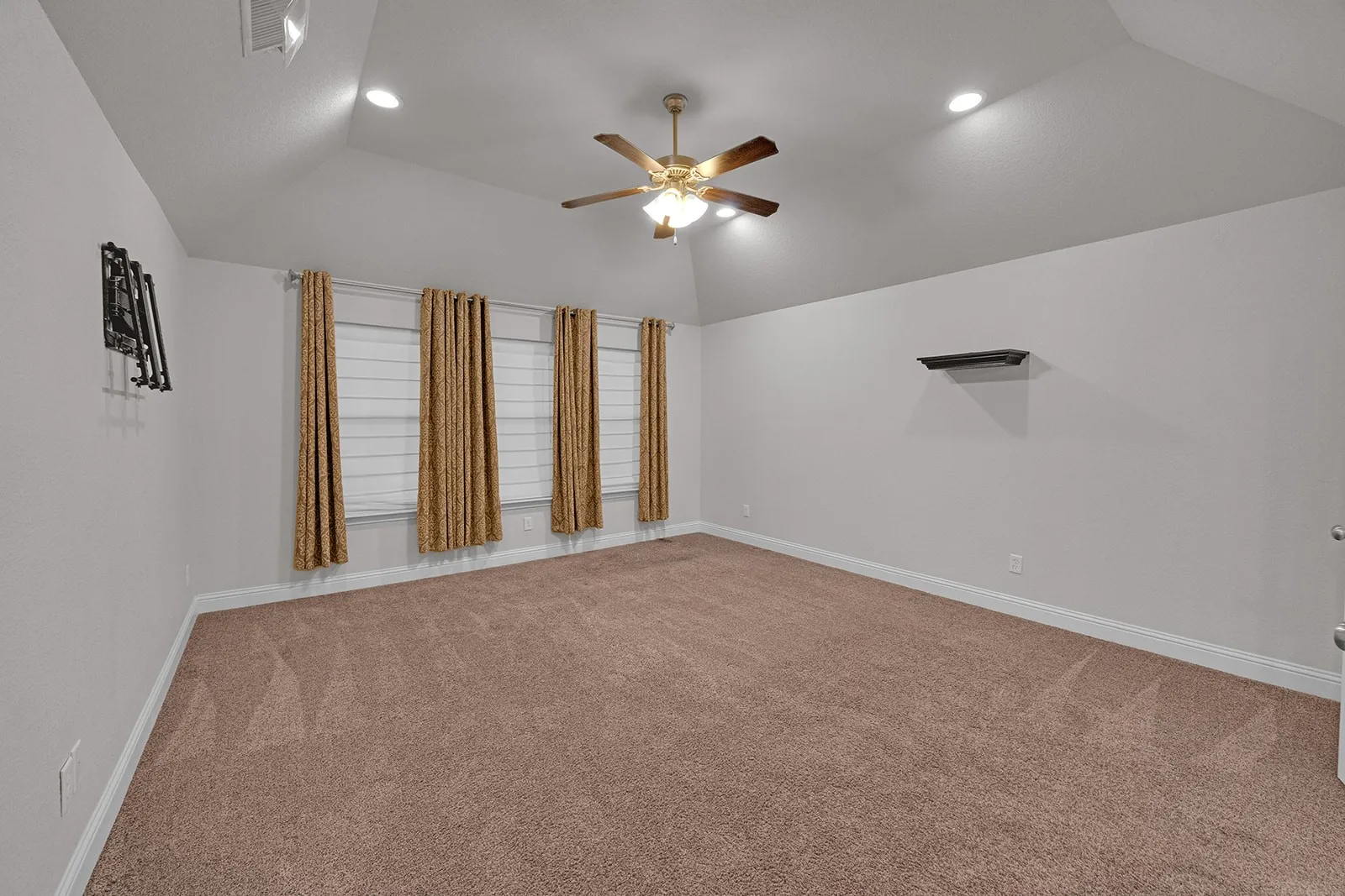 Single Family Residence For Sale in Johnson County , 120 Lone Star Way, Godley, Texas 76044, 4 Bedroom, 3 Bathroom, 3 Garage spaces, 2,238 Sqft, built in 2017, mls#21312073, Real Estate Agent in Godley, Homes For Sale in Johnson county, Homes For Sale in Godley, Realtor in Godley Texas, Real Estate Brokerage Independent Realty Texas, Luminita Cordes Realtor