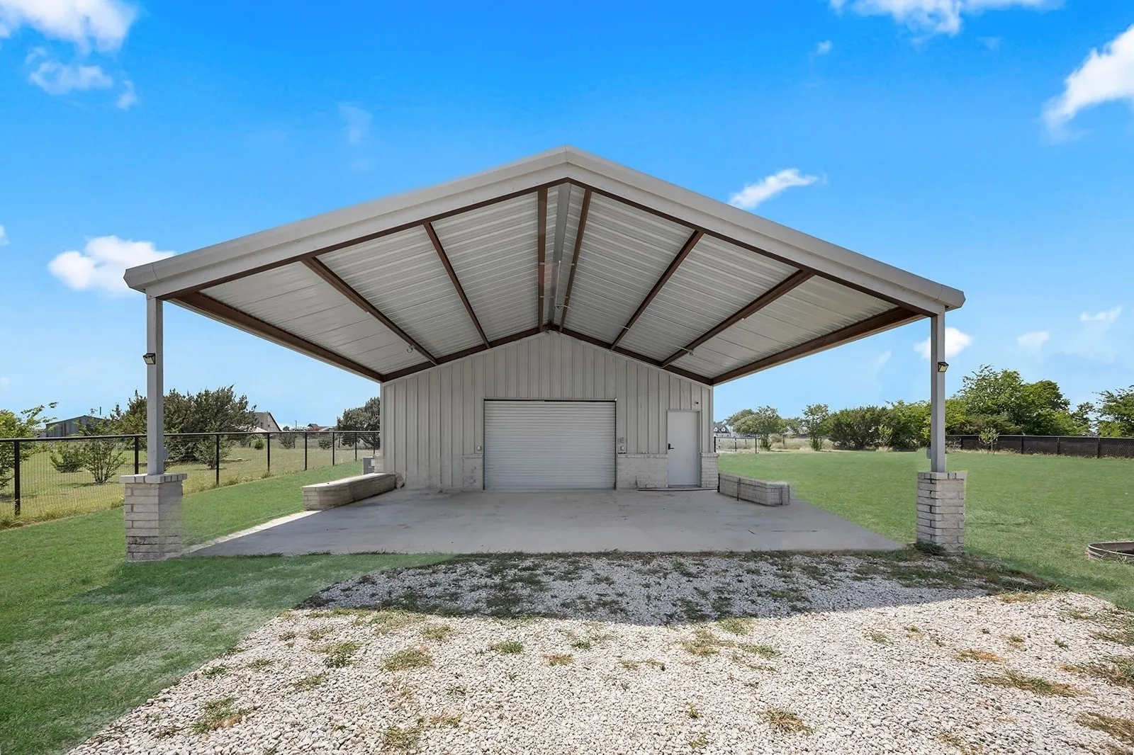Single Family Residence For Sale in Johnson County , 120 Lone Star Way, Godley, Texas 76044, 4 Bedroom, 3 Bathroom, 3 Garage spaces, 2,238 Sqft, built in 2017, mls#21312073, Real Estate Agent in Godley, Homes For Sale in Johnson county, Homes For Sale in Godley, Realtor in Godley Texas, Real Estate Brokerage Independent Realty Texas, Luminita Cordes Realtor