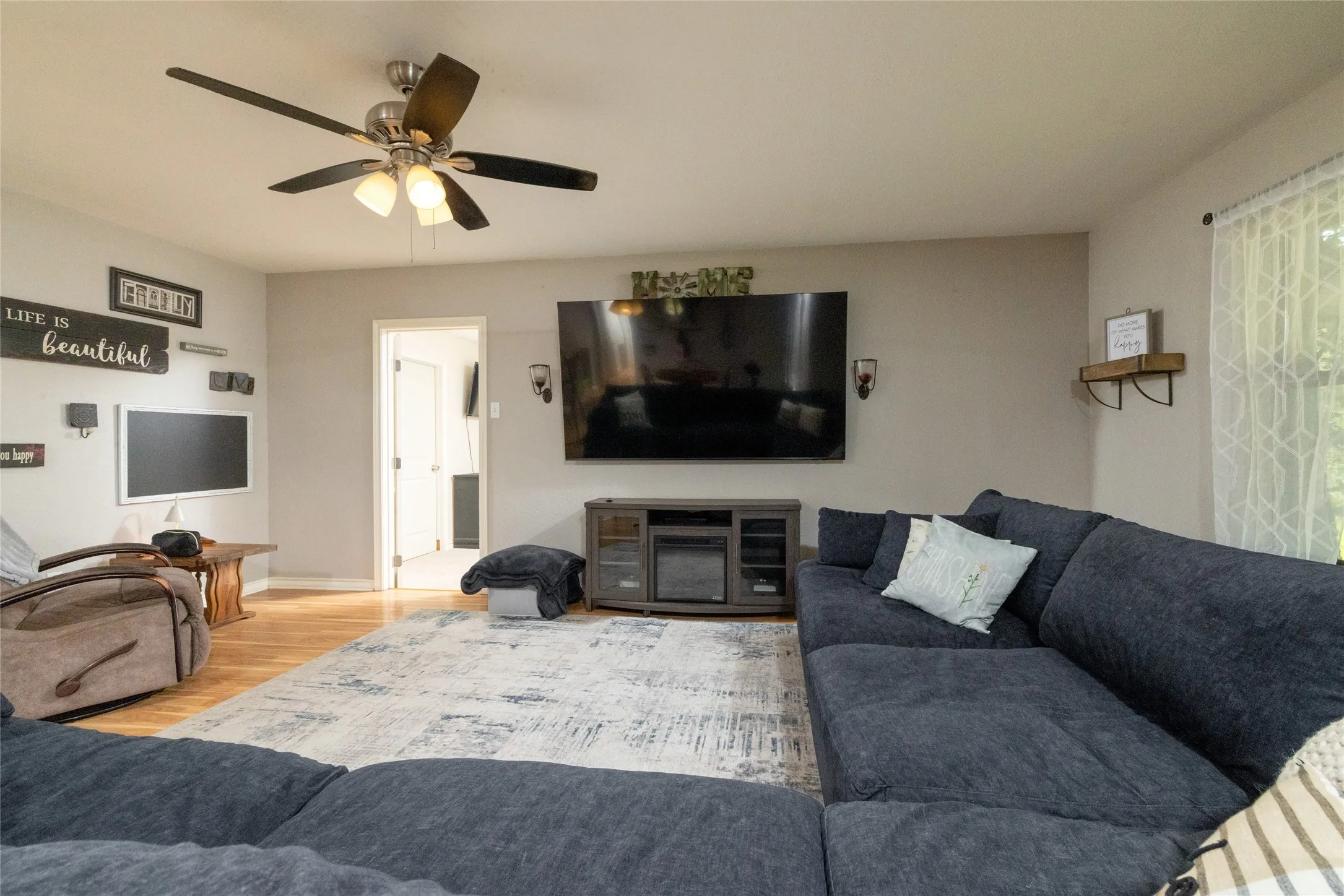 Single Family Residence For Sale in Parker County , 116 La Estada Drive, Weatherford, Texas 76088, 4 Bedroom, 3 Bathroom, Garage spaces, 1,901 Sqft, built in 1978, mls#21280994, Real Estate Agent in Weatherford, Homes For Sale in Parker county, Homes For Sale in Weatherford, Realtor in Weatherford Texas, Real Estate Brokerage Independent Realty Texas, Luminita Cordes Realtor