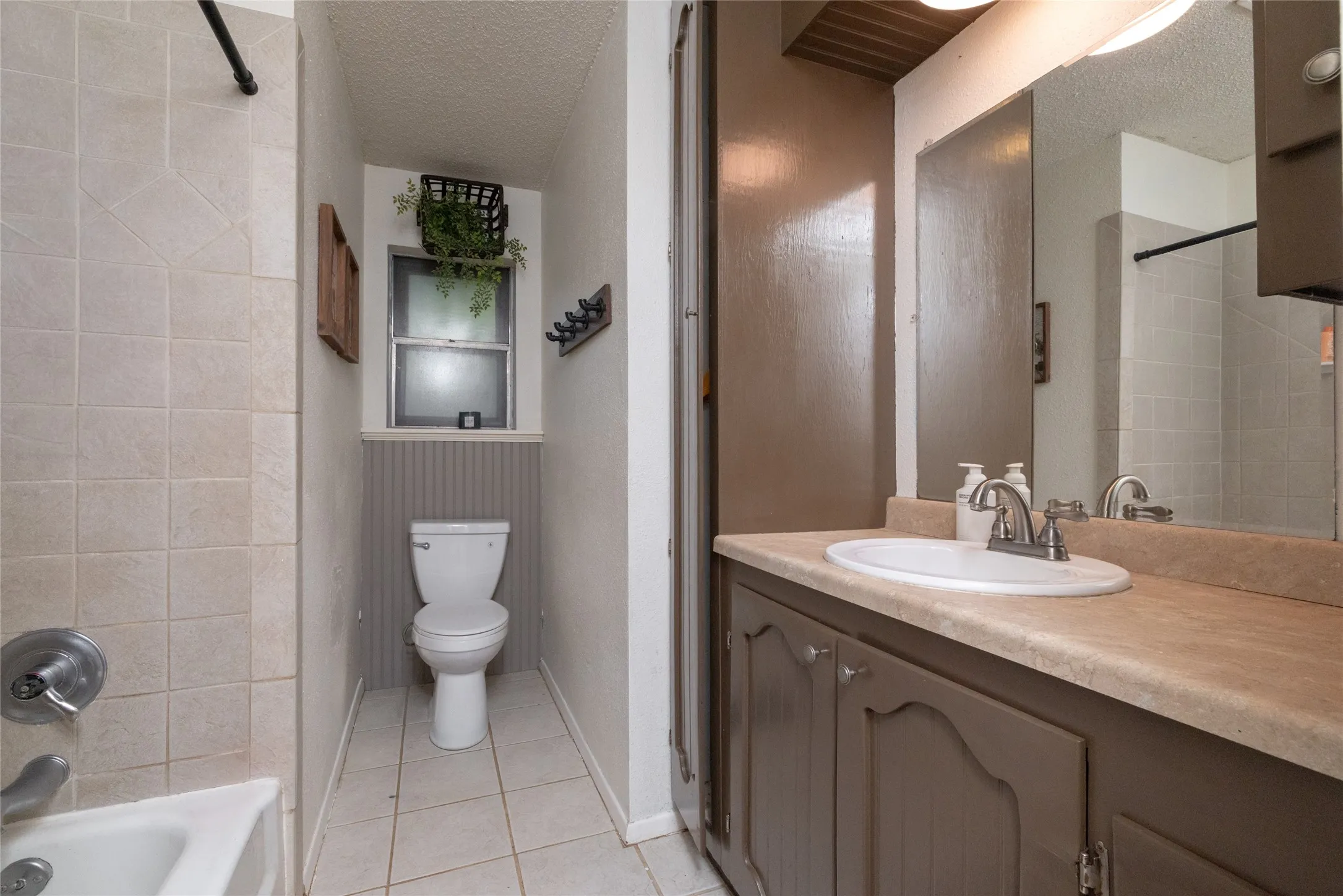 Single Family Residence For Sale in Parker County , 116 La Estada Drive, Weatherford, Texas 76088, 4 Bedroom, 3 Bathroom, Garage spaces, 1,901 Sqft, built in 1978, mls#21280994, Real Estate Agent in Weatherford, Homes For Sale in Parker county, Homes For Sale in Weatherford, Realtor in Weatherford Texas, Real Estate Brokerage Independent Realty Texas, Luminita Cordes Realtor
