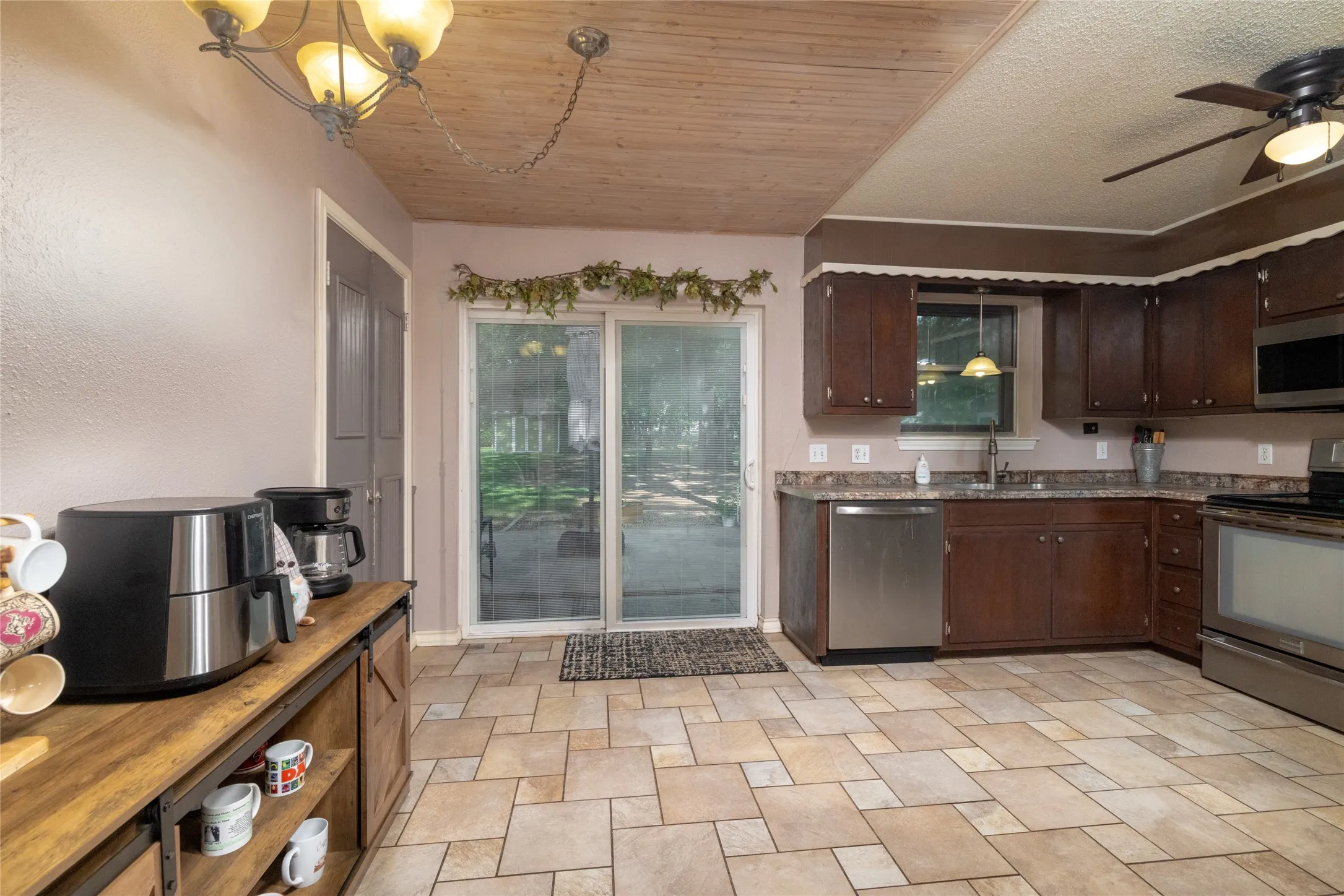 Single Family Residence For Sale in Parker County , 116 La Estada Drive, Weatherford, Texas 76088, 4 Bedroom, 3 Bathroom, Garage spaces, 1,901 Sqft, built in 1978, mls#21280994, Real Estate Agent in Weatherford, Homes For Sale in Parker county, Homes For Sale in Weatherford, Realtor in Weatherford Texas, Real Estate Brokerage Independent Realty Texas, Luminita Cordes Realtor