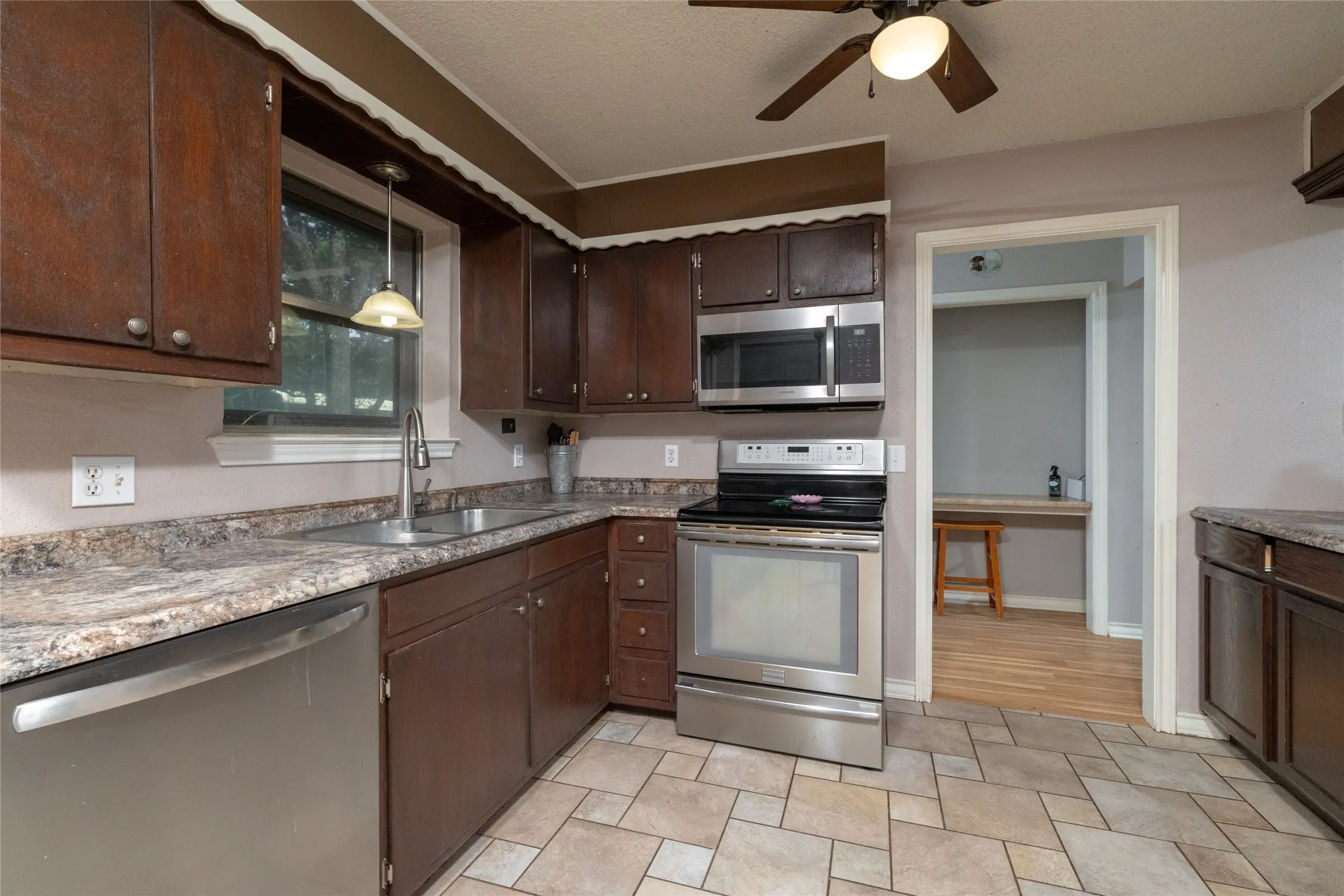 Single Family Residence For Sale in Parker County , 116 La Estada Drive, Weatherford, Texas 76088, 4 Bedroom, 3 Bathroom, Garage spaces, 1,901 Sqft, built in 1978, mls#21280994, Real Estate Agent in Weatherford, Homes For Sale in Parker county, Homes For Sale in Weatherford, Realtor in Weatherford Texas, Real Estate Brokerage Independent Realty Texas, Luminita Cordes Realtor
