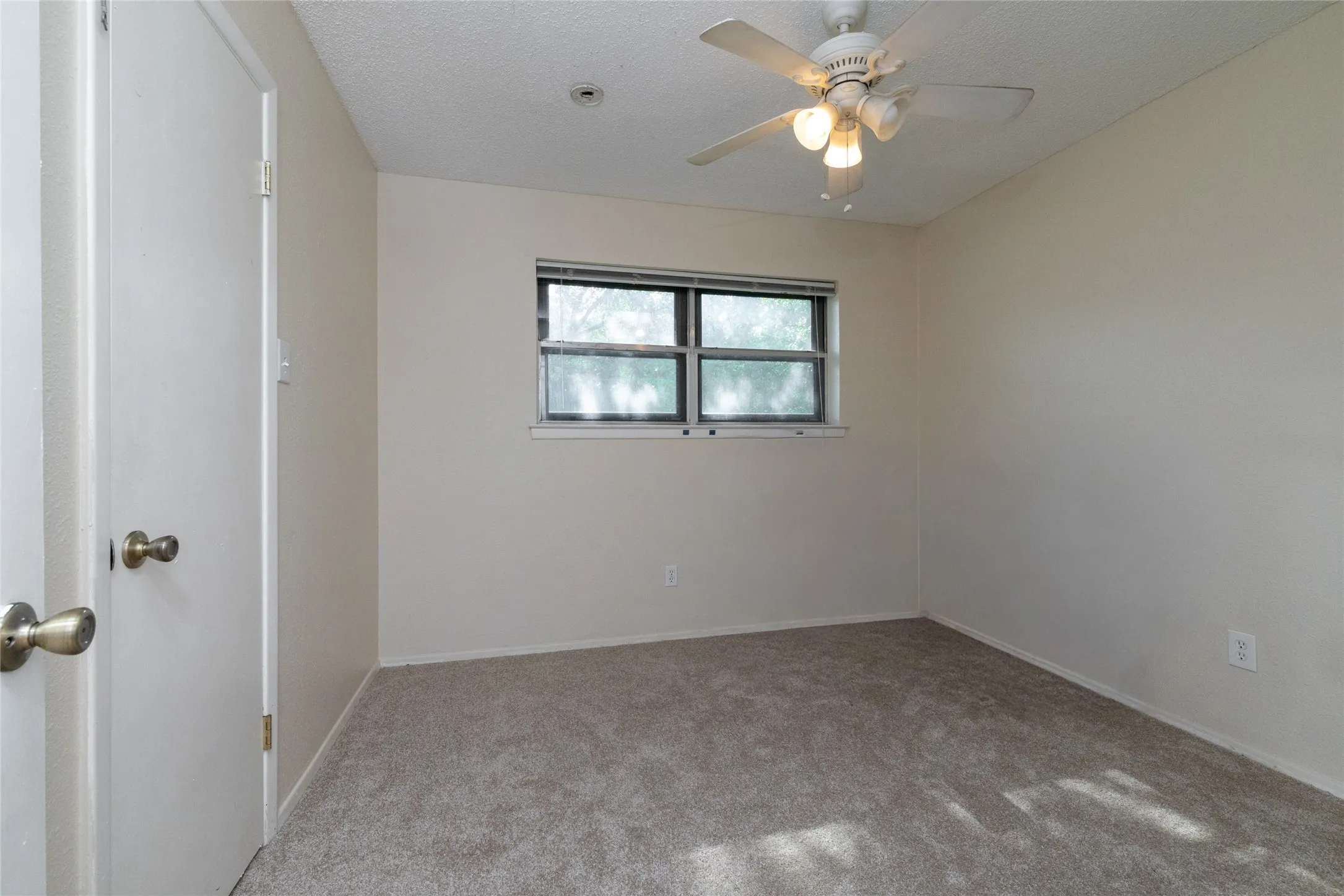 Single Family Residence For Sale in Parker County , 116 La Estada Drive, Weatherford, Texas 76088, 4 Bedroom, 3 Bathroom, Garage spaces, 1,901 Sqft, built in 1978, mls#21280994, Real Estate Agent in Weatherford, Homes For Sale in Parker county, Homes For Sale in Weatherford, Realtor in Weatherford Texas, Real Estate Brokerage Independent Realty Texas, Luminita Cordes Realtor