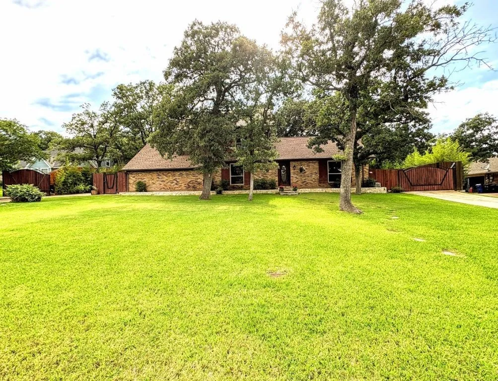 Single Family Residence For Sale in Tarrant County , 1212 Vera Lane, Kennedale, Texas 76060, 3 Bedroom, 3 Bathroom, Garage spaces, 1,719 Sqft, built in 1983, mls#21313384, Real Estate Agent in Kennedale, Homes For Sale in Tarrant county, Homes For Sale in Kennedale, Realtor in Kennedale Texas, Real Estate Brokerage Independent Realty Texas, Luminita Cordes Realtor