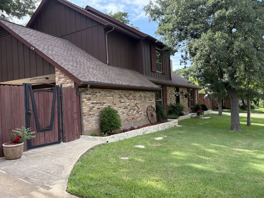 Single Family Residence For Sale in Tarrant County , 1212 Vera Lane, Kennedale, Texas 76060, 3 Bedroom, 3 Bathroom, Garage spaces, 1,719 Sqft, built in 1983, mls#21313384, Real Estate Agent in Kennedale, Homes For Sale in Tarrant county, Homes For Sale in Kennedale, Realtor in Kennedale Texas, Real Estate Brokerage Independent Realty Texas, Luminita Cordes Realtor