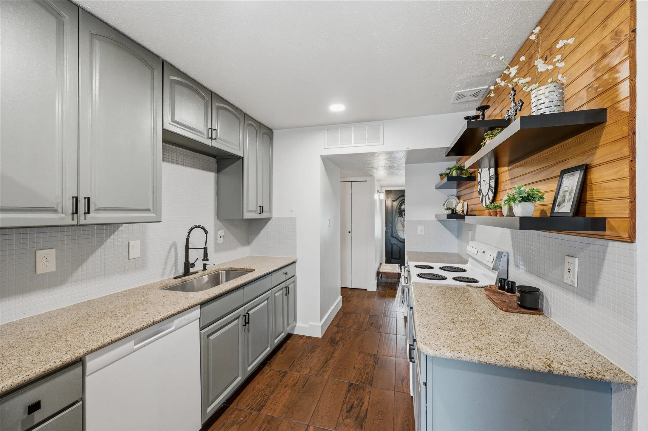 Single Family Residence For Sale in Dallas County , 408 Shadowcrest Lane, Coppell, Texas 75019, 4 Bedroom, 2 Bathroom, Garage spaces, 1,823 Sqft, built in 1979, mls#21312549, Real Estate Agent in Coppell, Homes For Sale in Dallas county, Homes For Sale in Coppell, Realtor in Coppell Texas, Real Estate Brokerage Independent Realty Texas, Luminita Cordes Realtor
