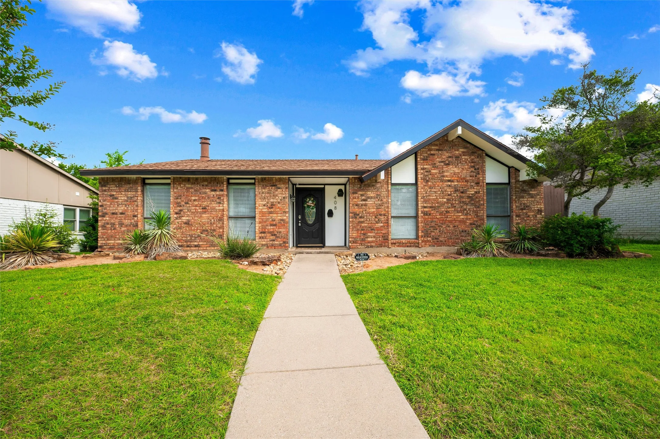 Single Family Residence For Sale in Dallas County , 408 Shadowcrest Lane, Coppell, Texas 75019, 4 Bedroom, 2 Bathroom, Garage spaces, 1,823 Sqft, built in 1979, mls#21312549, Real Estate Agent in Coppell, Homes For Sale in Dallas county, Homes For Sale in Coppell, Realtor in Coppell Texas, Real Estate Brokerage Independent Realty Texas, Luminita Cordes Realtor