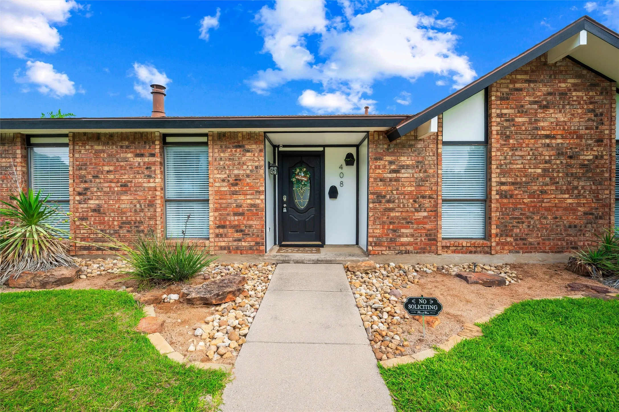 Single Family Residence For Sale in Dallas County , 408 Shadowcrest Lane, Coppell, Texas 75019, 4 Bedroom, 2 Bathroom, Garage spaces, 1,823 Sqft, built in 1979, mls#21312549, Real Estate Agent in Coppell, Homes For Sale in Dallas county, Homes For Sale in Coppell, Realtor in Coppell Texas, Real Estate Brokerage Independent Realty Texas, Luminita Cordes Realtor