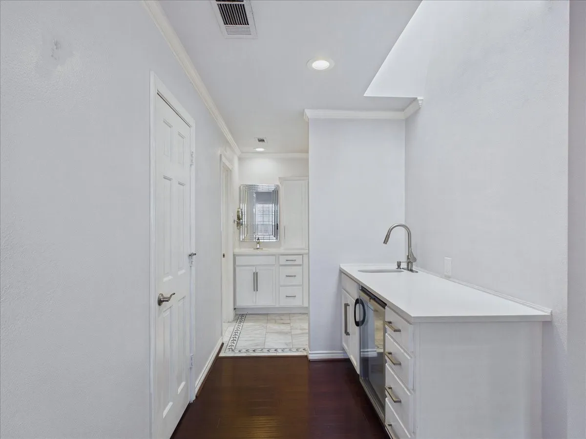 Single Family Residence For Sale in Dallas County , 3436 Asbury Street, University Park, Texas 75205, 4 Bedroom, 3 Bathroom, 1 Garage spaces, 2,974 Sqft, built in 1970, mls#21312768, Real Estate Agent in University Park, Homes For Sale in Dallas county, Homes For Sale in University Park, Realtor in University Park Texas, Real Estate Brokerage Independent Realty Texas, Luminita Cordes Realtor