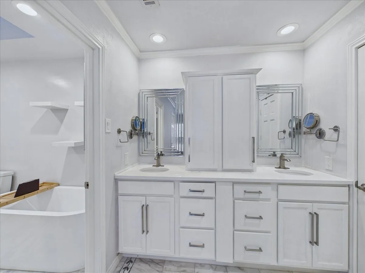 Single Family Residence For Sale in Dallas County , 3436 Asbury Street, University Park, Texas 75205, 4 Bedroom, 3 Bathroom, 1 Garage spaces, 2,974 Sqft, built in 1970, mls#21312768, Real Estate Agent in University Park, Homes For Sale in Dallas county, Homes For Sale in University Park, Realtor in University Park Texas, Real Estate Brokerage Independent Realty Texas, Luminita Cordes Realtor