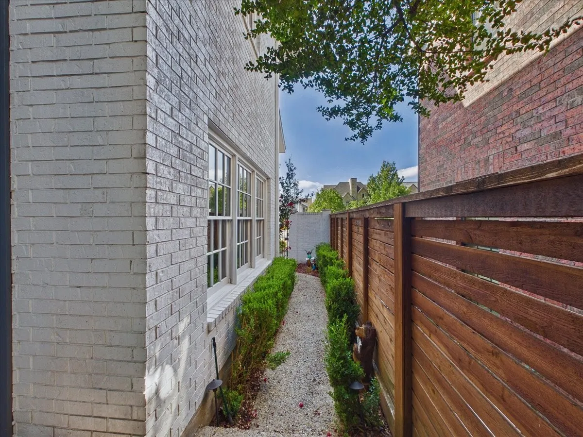 Single Family Residence For Sale in Dallas County , 3436 Asbury Street, University Park, Texas 75205, 4 Bedroom, 3 Bathroom, 1 Garage spaces, 2,974 Sqft, built in 1970, mls#21312768, Real Estate Agent in University Park, Homes For Sale in Dallas county, Homes For Sale in University Park, Realtor in University Park Texas, Real Estate Brokerage Independent Realty Texas, Luminita Cordes Realtor