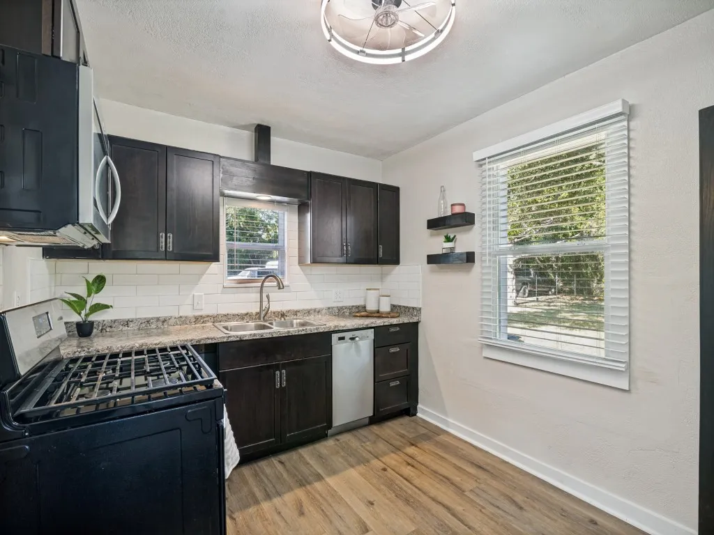 Single Family Residence For Rent in Dallas County , 5610 Lyons Road, Garland, Texas 75043, 2 Bedroom, 1 Bathroom, Garage spaces, 1,027 Sqft, built in 1952, mls#21313396, Real Estate Agent in Garland, Homes For Rent in Dallas county, Homes For Rent in Garland, Realtor in Garland Texas, Real Estate Brokerage Independent Realty Texas, Luminita Cordes Realtor