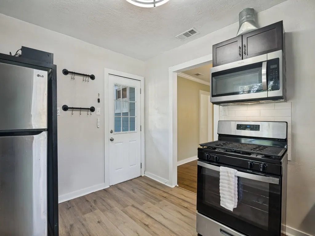 Single Family Residence For Rent in Dallas County , 5610 Lyons Road, Garland, Texas 75043, 2 Bedroom, 1 Bathroom, Garage spaces, 1,027 Sqft, built in 1952, mls#21313396, Real Estate Agent in Garland, Homes For Rent in Dallas county, Homes For Rent in Garland, Realtor in Garland Texas, Real Estate Brokerage Independent Realty Texas, Luminita Cordes Realtor