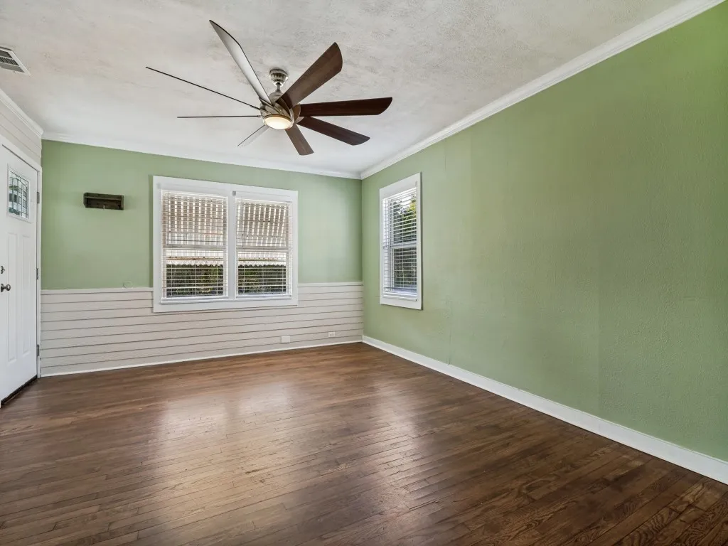 Single Family Residence For Rent in Dallas County , 5610 Lyons Road, Garland, Texas 75043, 2 Bedroom, 1 Bathroom, Garage spaces, 1,027 Sqft, built in 1952, mls#21313396, Real Estate Agent in Garland, Homes For Rent in Dallas county, Homes For Rent in Garland, Realtor in Garland Texas, Real Estate Brokerage Independent Realty Texas, Luminita Cordes Realtor