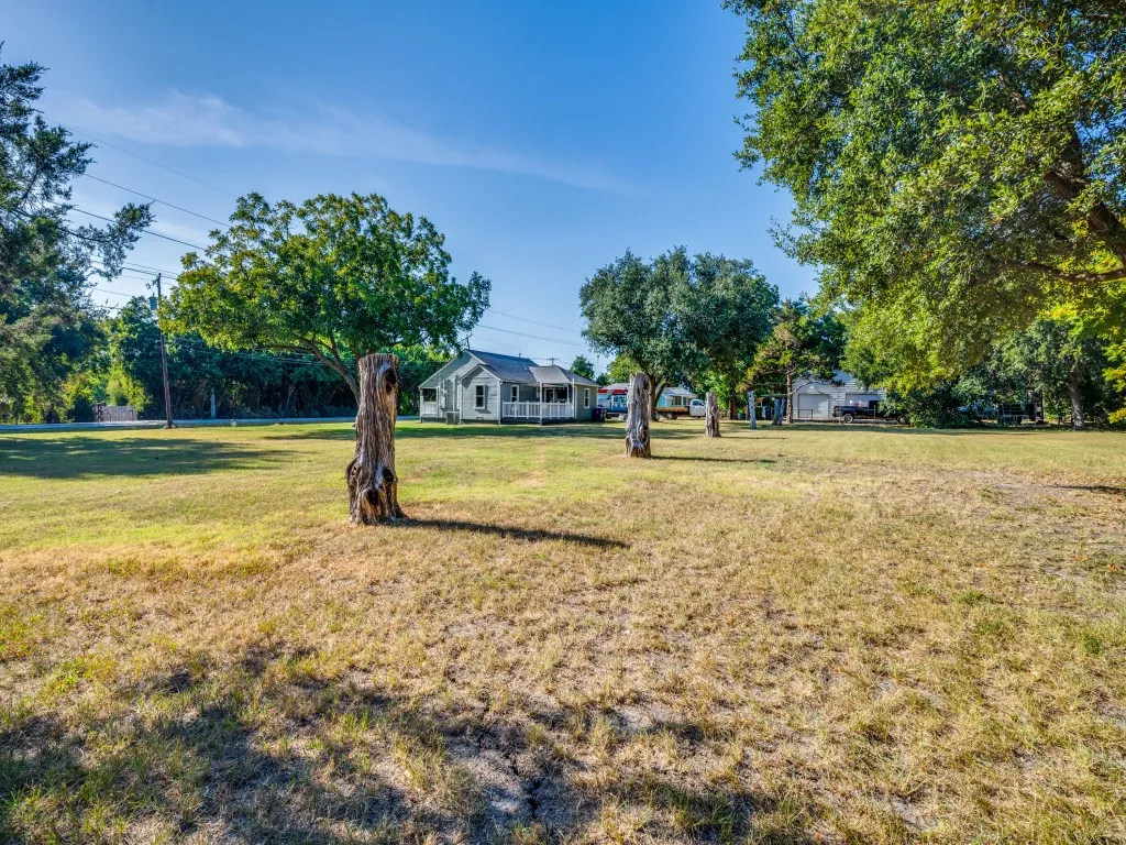 Single Family Residence For Rent in Dallas County , 5610 Lyons Road, Garland, Texas 75043, 2 Bedroom, 1 Bathroom, Garage spaces, 1,027 Sqft, built in 1952, mls#21313396, Real Estate Agent in Garland, Homes For Rent in Dallas county, Homes For Rent in Garland, Realtor in Garland Texas, Real Estate Brokerage Independent Realty Texas, Luminita Cordes Realtor