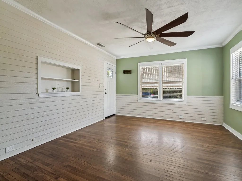 Single Family Residence For Rent in Dallas County , 5610 Lyons Road, Garland, Texas 75043, 2 Bedroom, 1 Bathroom, Garage spaces, 1,027 Sqft, built in 1952, mls#21313396, Real Estate Agent in Garland, Homes For Rent in Dallas county, Homes For Rent in Garland, Realtor in Garland Texas, Real Estate Brokerage Independent Realty Texas, Luminita Cordes Realtor