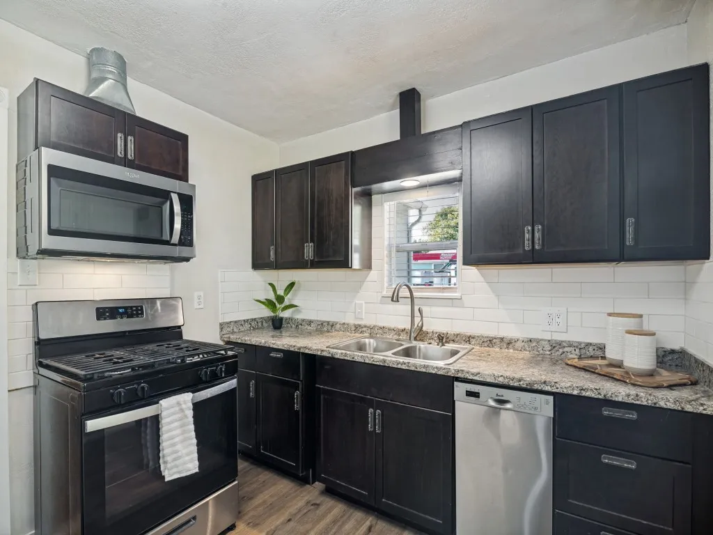 Single Family Residence For Rent in Dallas County , 5610 Lyons Road, Garland, Texas 75043, 2 Bedroom, 1 Bathroom, Garage spaces, 1,027 Sqft, built in 1952, mls#21313396, Real Estate Agent in Garland, Homes For Rent in Dallas county, Homes For Rent in Garland, Realtor in Garland Texas, Real Estate Brokerage Independent Realty Texas, Luminita Cordes Realtor