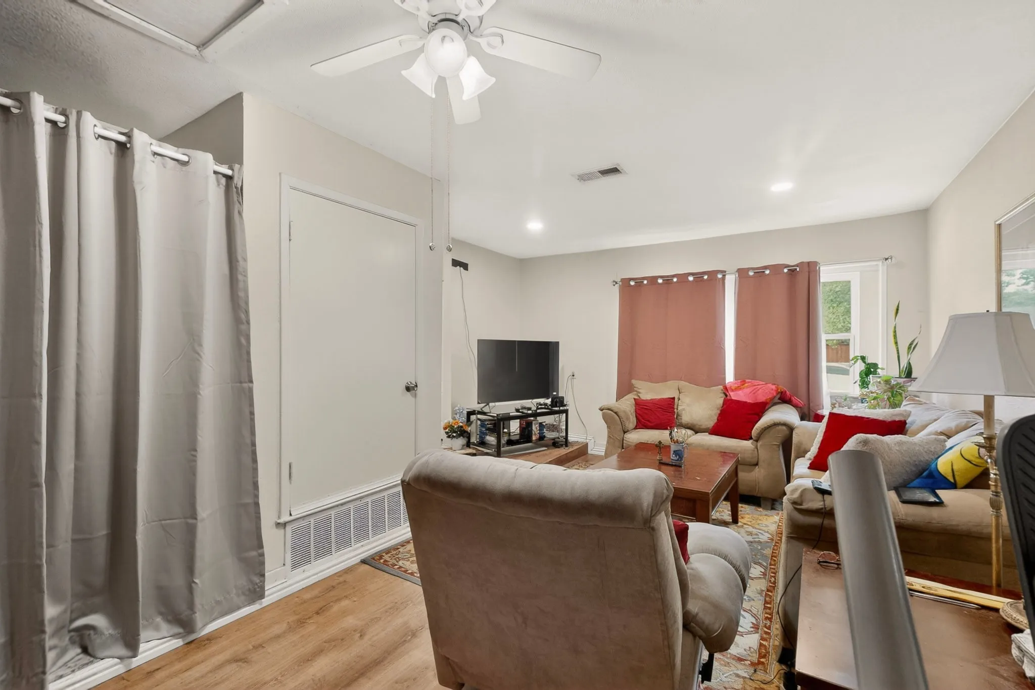 Single Family Residence For Sale in Dallas County , 12207 Queen Drive, Balch Springs, Texas 75180, 4 Bedroom, 2 Bathroom, Garage spaces, 1,612 Sqft, built in 1971, mls#21294231, Real Estate Agent in Balch Springs, Homes For Sale in Dallas county, Homes For Sale in Balch Springs, Realtor in Balch Springs Texas, Real Estate Brokerage Independent Realty Texas, Luminita Cordes Realtor