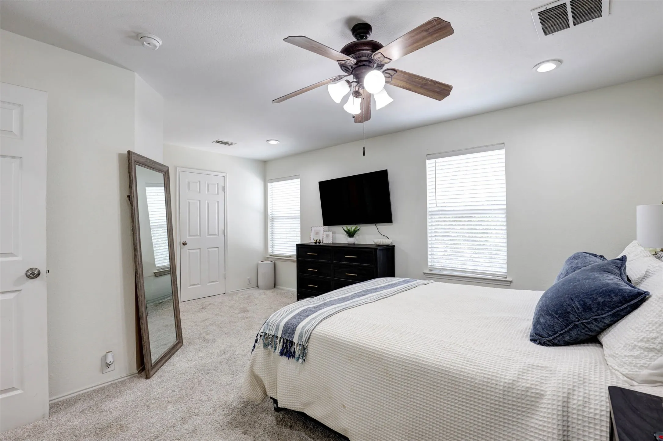 Single Family Residence For Sale in Tarrant County , 10716 Traymore Drive, Fort Worth, Texas 76244, 2 Bedroom, 3 Bathroom, 2 Garage spaces, 1,468 Sqft, built in 2006, mls#21311751, Real Estate Agent in Fort Worth, Homes For Sale in Tarrant county, Homes For Sale in Fort Worth, Realtor in Fort Worth Texas, Real Estate Brokerage Independent Realty Texas, Luminita Cordes Realtor