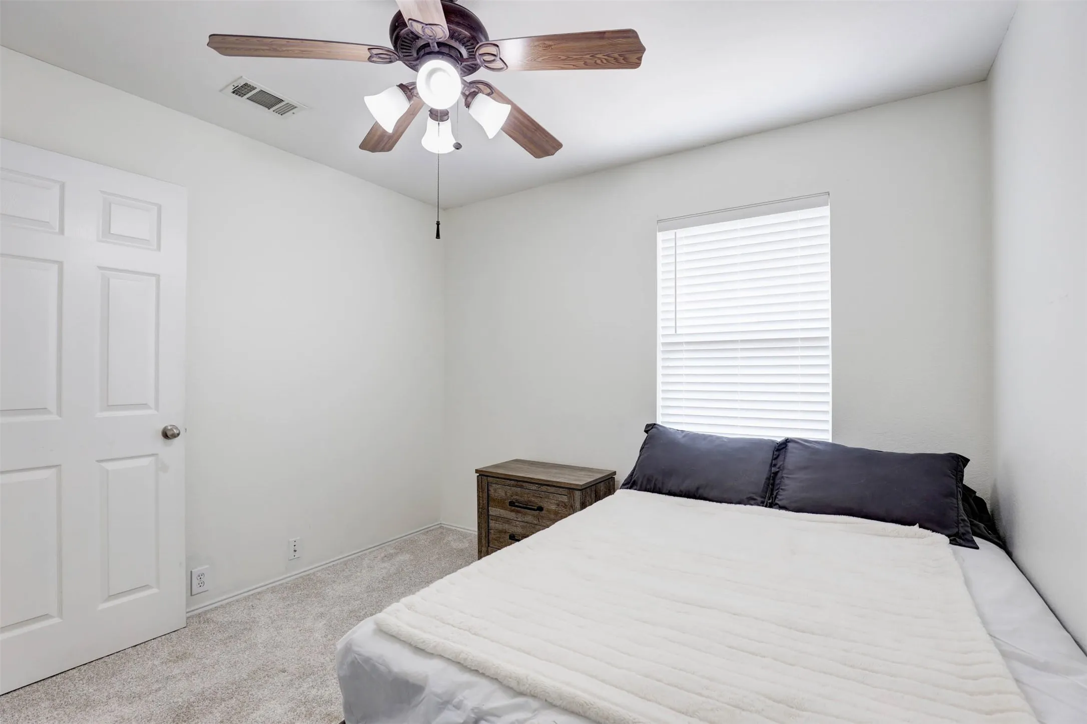 Single Family Residence For Sale in Tarrant County , 10716 Traymore Drive, Fort Worth, Texas 76244, 2 Bedroom, 3 Bathroom, 2 Garage spaces, 1,468 Sqft, built in 2006, mls#21311751, Real Estate Agent in Fort Worth, Homes For Sale in Tarrant county, Homes For Sale in Fort Worth, Realtor in Fort Worth Texas, Real Estate Brokerage Independent Realty Texas, Luminita Cordes Realtor