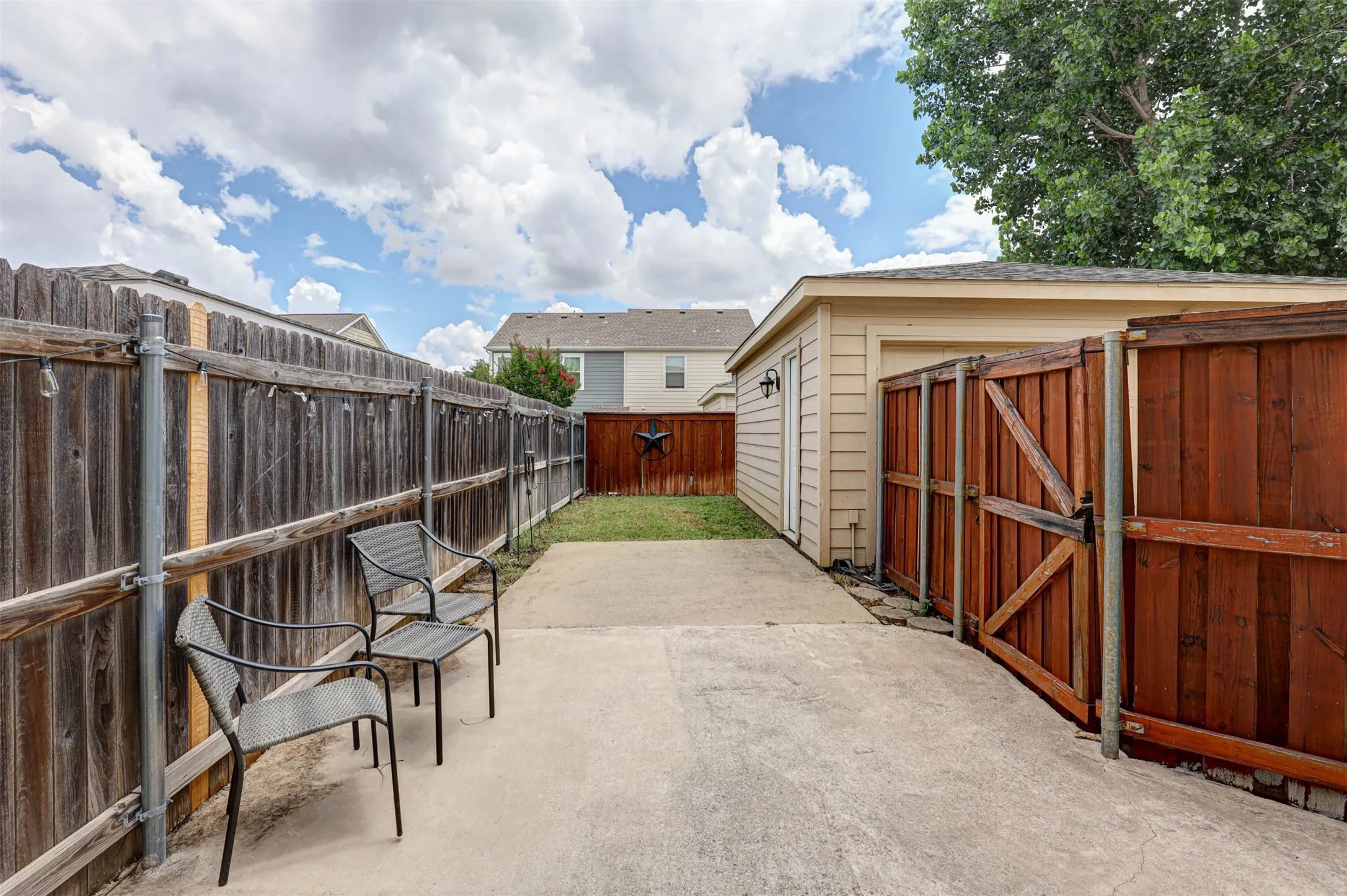 Single Family Residence For Sale in Tarrant County , 10716 Traymore Drive, Fort Worth, Texas 76244, 2 Bedroom, 3 Bathroom, 2 Garage spaces, 1,468 Sqft, built in 2006, mls#21311751, Real Estate Agent in Fort Worth, Homes For Sale in Tarrant county, Homes For Sale in Fort Worth, Realtor in Fort Worth Texas, Real Estate Brokerage Independent Realty Texas, Luminita Cordes Realtor