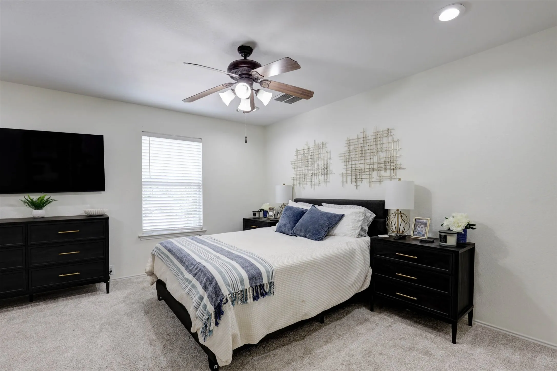 Single Family Residence For Sale in Tarrant County , 10716 Traymore Drive, Fort Worth, Texas 76244, 2 Bedroom, 3 Bathroom, 2 Garage spaces, 1,468 Sqft, built in 2006, mls#21311751, Real Estate Agent in Fort Worth, Homes For Sale in Tarrant county, Homes For Sale in Fort Worth, Realtor in Fort Worth Texas, Real Estate Brokerage Independent Realty Texas, Luminita Cordes Realtor