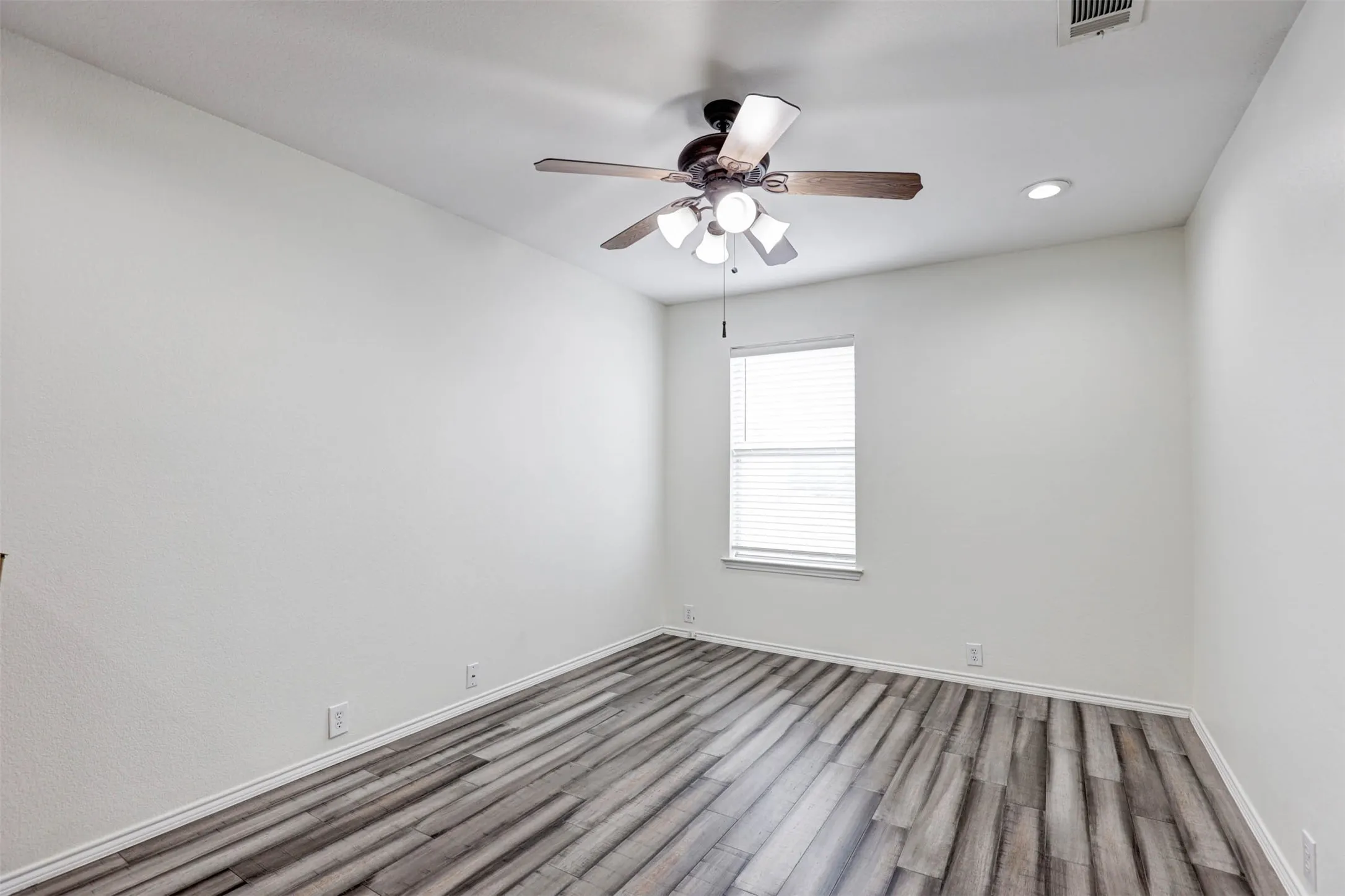 Single Family Residence For Sale in Tarrant County , 10716 Traymore Drive, Fort Worth, Texas 76244, 2 Bedroom, 3 Bathroom, 2 Garage spaces, 1,468 Sqft, built in 2006, mls#21311751, Real Estate Agent in Fort Worth, Homes For Sale in Tarrant county, Homes For Sale in Fort Worth, Realtor in Fort Worth Texas, Real Estate Brokerage Independent Realty Texas, Luminita Cordes Realtor