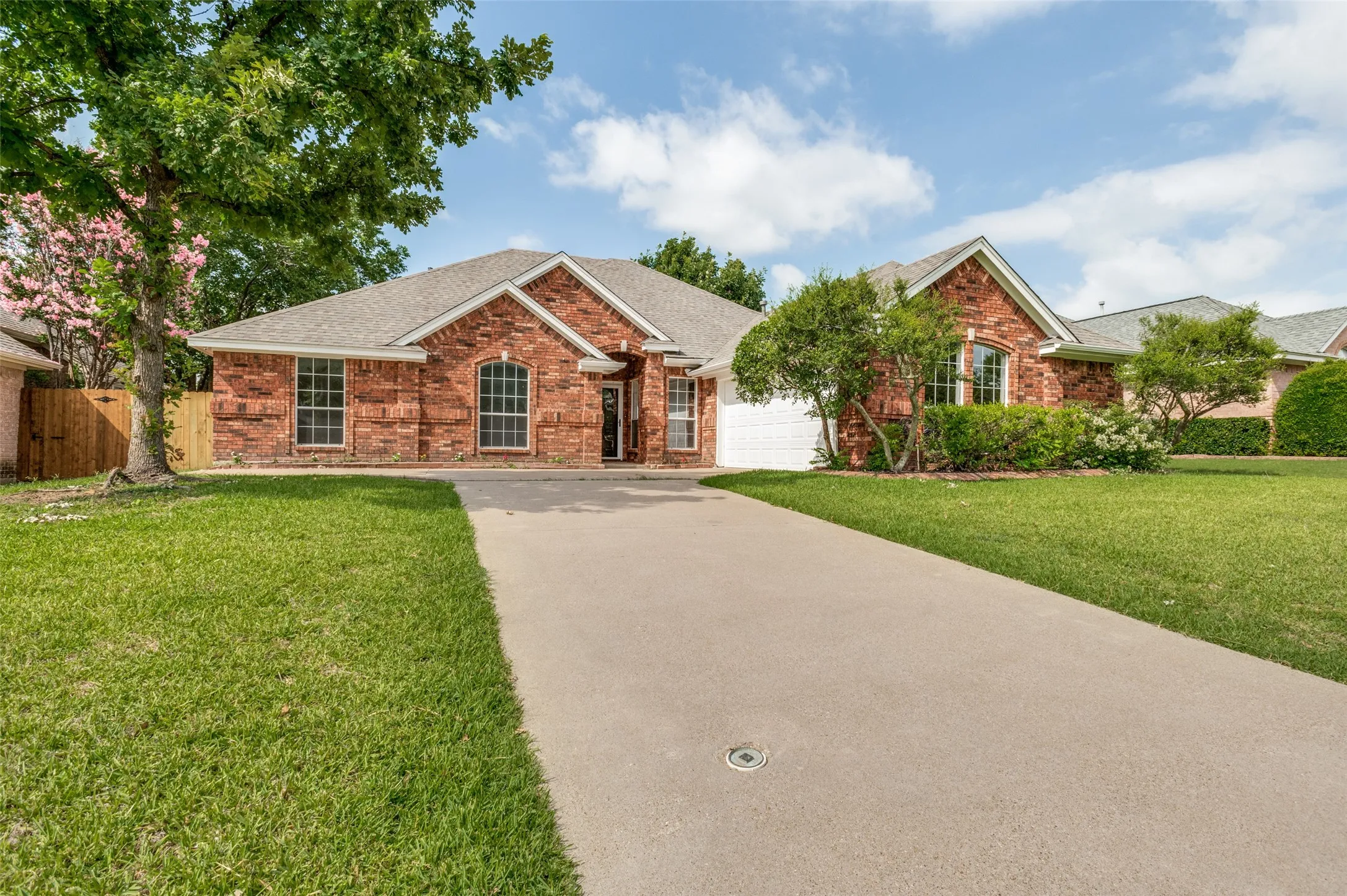 Single Family Residence For Sale in Tarrant County , 2110 Chrisman Trail, Mansfield, Texas 76063, 3 Bedroom, 2 Bathroom, 2 Garage spaces, 1,908 Sqft, built in 1994, mls#21313456, Real Estate Agent in Mansfield, Homes For Sale in Tarrant county, Homes For Sale in Mansfield, Realtor in Mansfield Texas, Real Estate Brokerage Independent Realty Texas, Luminita Cordes Realtor
