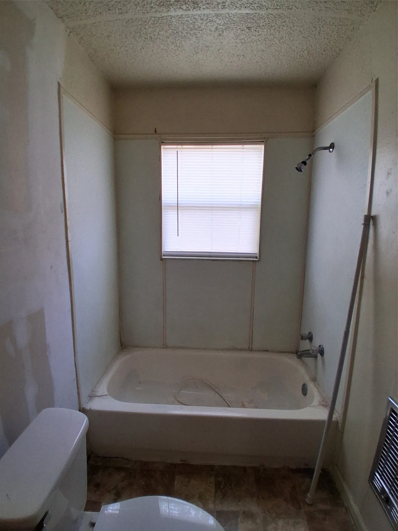 Single Family Residence For Sale in Dallas County , 2917 Cypress Avenue, Dallas, Texas 75227, 2 Bedroom, 1 Bathroom, Garage spaces, 729 Sqft, built in 1950, mls#21311932, Real Estate Agent in Dallas, Homes For Sale in Dallas county, Homes For Sale in Dallas, Realtor in Dallas Texas, Real Estate Brokerage Independent Realty Texas, Luminita Cordes Realtor