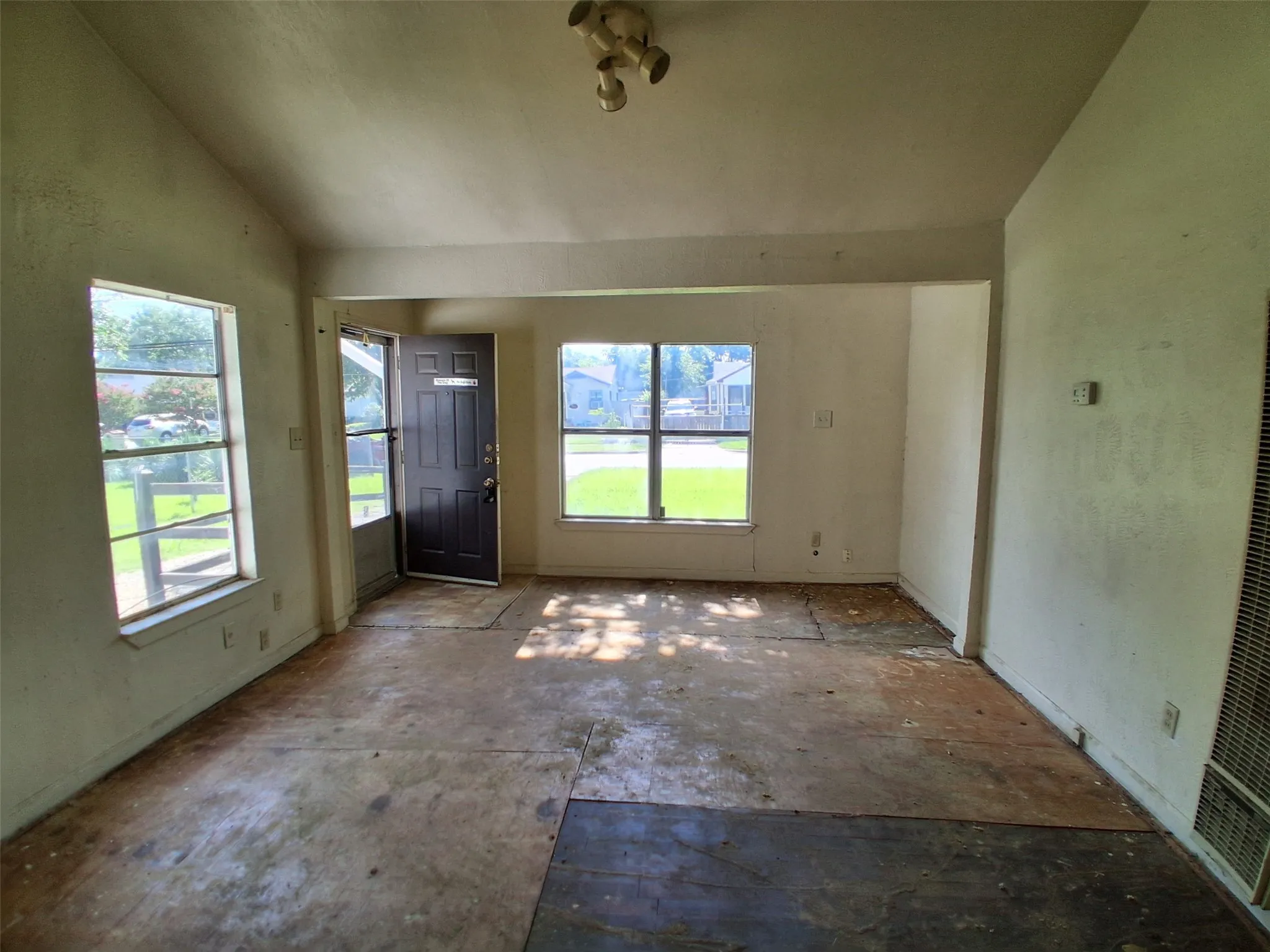 Single Family Residence For Sale in Dallas County , 2917 Cypress Avenue, Dallas, Texas 75227, 2 Bedroom, 1 Bathroom, Garage spaces, 729 Sqft, built in 1950, mls#21311932, Real Estate Agent in Dallas, Homes For Sale in Dallas county, Homes For Sale in Dallas, Realtor in Dallas Texas, Real Estate Brokerage Independent Realty Texas, Luminita Cordes Realtor