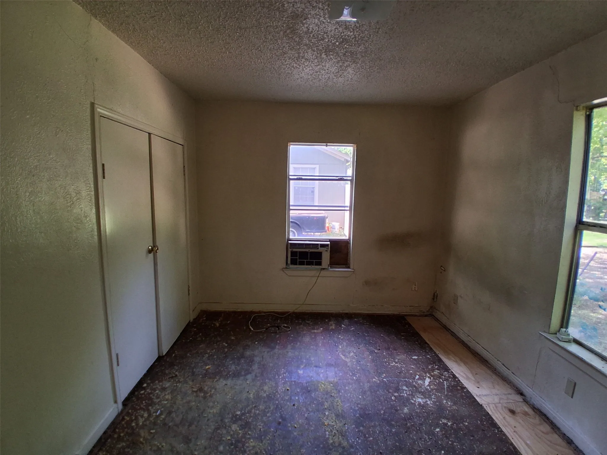 Single Family Residence For Sale in Dallas County , 2917 Cypress Avenue, Dallas, Texas 75227, 2 Bedroom, 1 Bathroom, Garage spaces, 729 Sqft, built in 1950, mls#21311932, Real Estate Agent in Dallas, Homes For Sale in Dallas county, Homes For Sale in Dallas, Realtor in Dallas Texas, Real Estate Brokerage Independent Realty Texas, Luminita Cordes Realtor