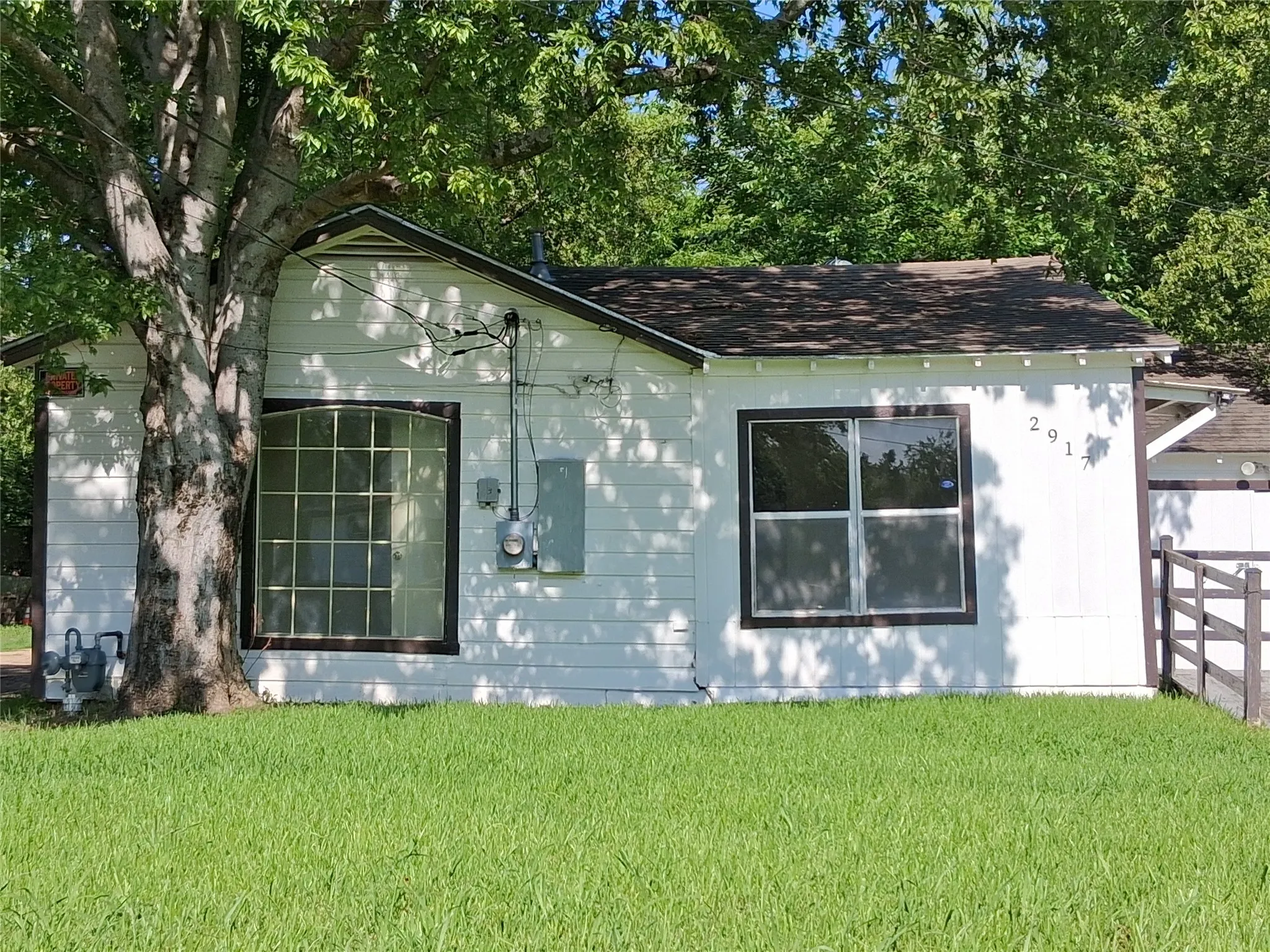 Single Family Residence For Sale in Dallas County , 2917 Cypress Avenue, Dallas, Texas 75227, 2 Bedroom, 1 Bathroom, Garage spaces, 729 Sqft, built in 1950, mls#21311932, Real Estate Agent in Dallas, Homes For Sale in Dallas county, Homes For Sale in Dallas, Realtor in Dallas Texas, Real Estate Brokerage Independent Realty Texas, Luminita Cordes Realtor
