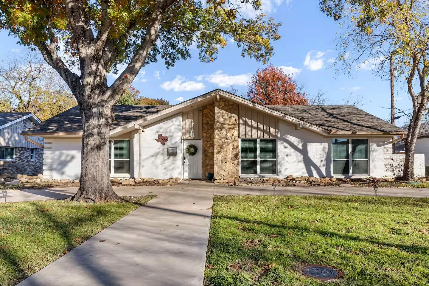 Single Family Residence For Sale in Dallas County , 1706 Esquire Place, Grand Prairie, Texas 75050, 3 Bedroom, 2 Bathroom, 2 Garage spaces, 1,694 Sqft, built in 1965, mls#21312600, Real Estate Agent in Grand Prairie, Homes For Sale in Dallas county, Homes For Sale in Grand Prairie, Realtor in Grand Prairie Texas, Real Estate Brokerage Independent Realty Texas, Luminita Cordes Realtor
