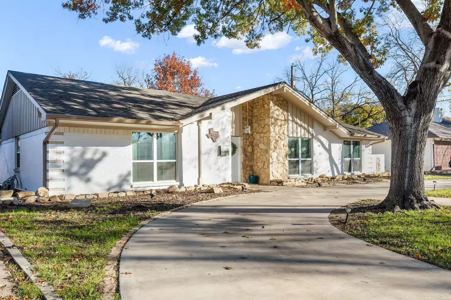 Single Family Residence For Sale in Dallas County , 1706 Esquire Place, Grand Prairie, Texas 75050, 3 Bedroom, 2 Bathroom, 2 Garage spaces, 1,694 Sqft, built in 1965, mls#21312600, Real Estate Agent in Grand Prairie, Homes For Sale in Dallas county, Homes For Sale in Grand Prairie, Realtor in Grand Prairie Texas, Real Estate Brokerage Independent Realty Texas, Luminita Cordes Realtor