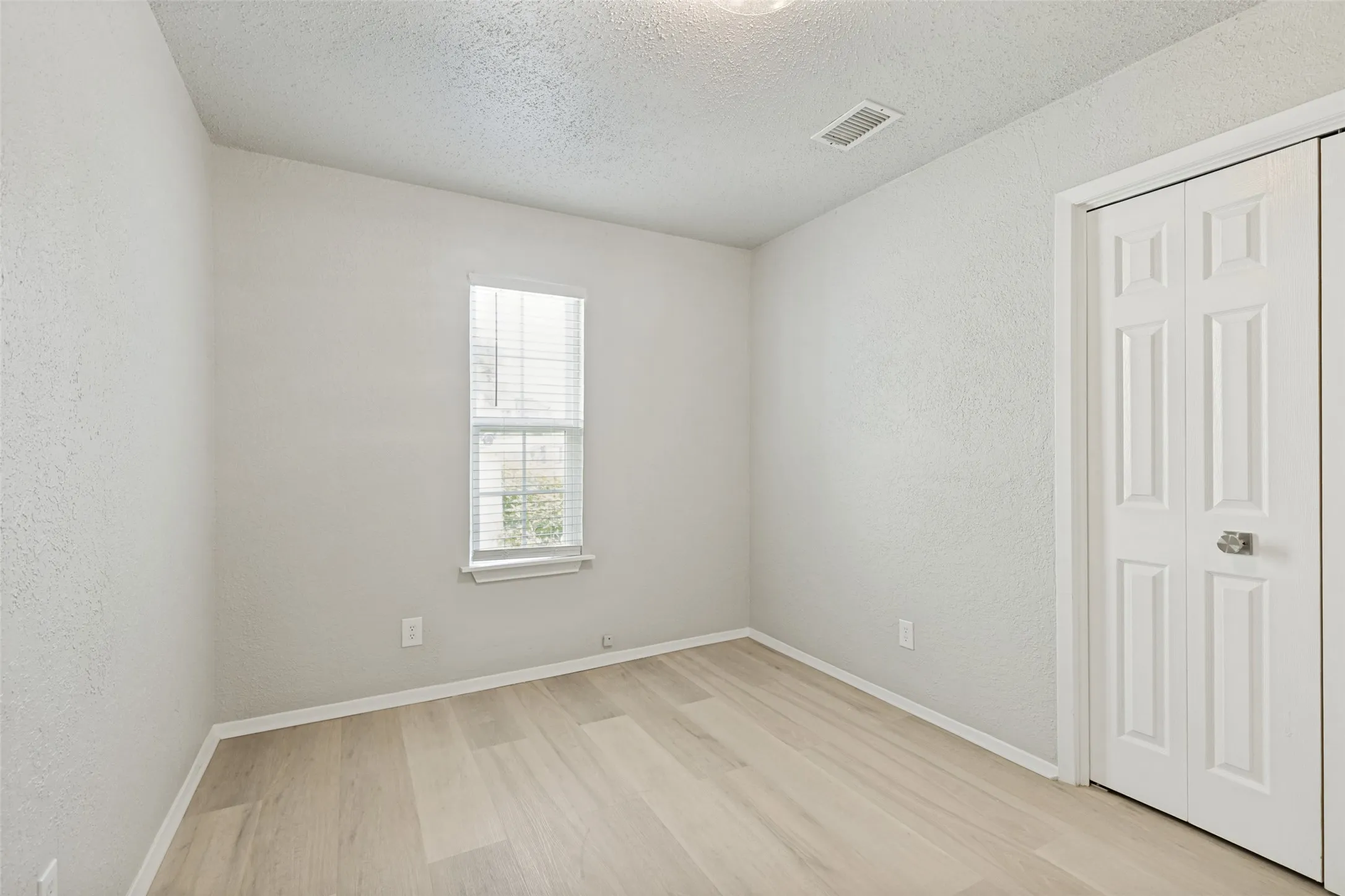Condominium For Sale in Tarrant County , 676 Harbor Drive, Azle, Texas 76020, 4 Bedroom, 3 Bathroom, Garage spaces, 1,884 Sqft, built in 1986, mls#21313487, Real Estate Agent in Azle, Homes For Sale in Tarrant county, Homes For Sale in Azle, Realtor in Azle Texas, Real Estate Brokerage Independent Realty Texas, Luminita Cordes Realtor