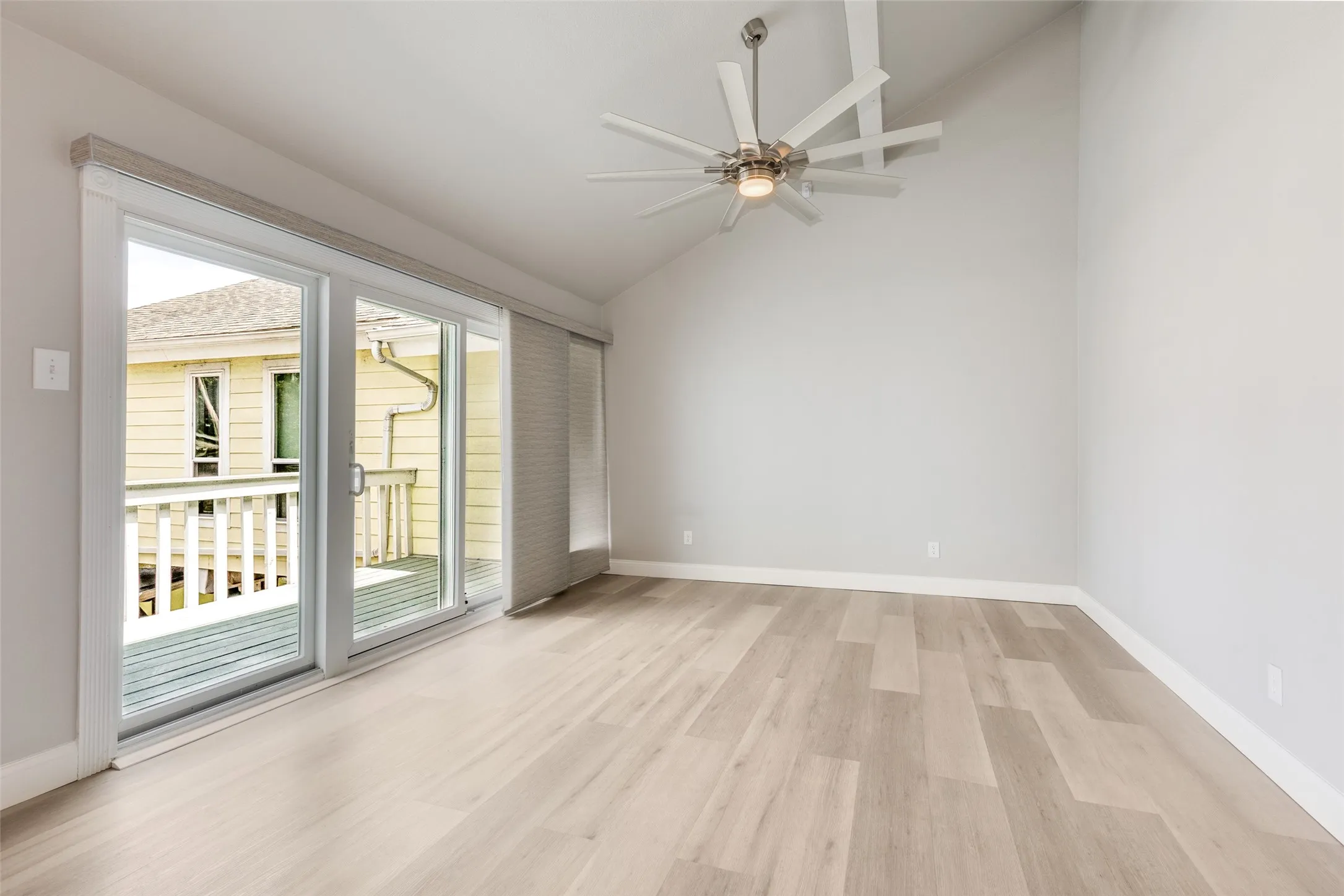 Condominium For Sale in Tarrant County , 676 Harbor Drive, Azle, Texas 76020, 4 Bedroom, 3 Bathroom, Garage spaces, 1,884 Sqft, built in 1986, mls#21313487, Real Estate Agent in Azle, Homes For Sale in Tarrant county, Homes For Sale in Azle, Realtor in Azle Texas, Real Estate Brokerage Independent Realty Texas, Luminita Cordes Realtor