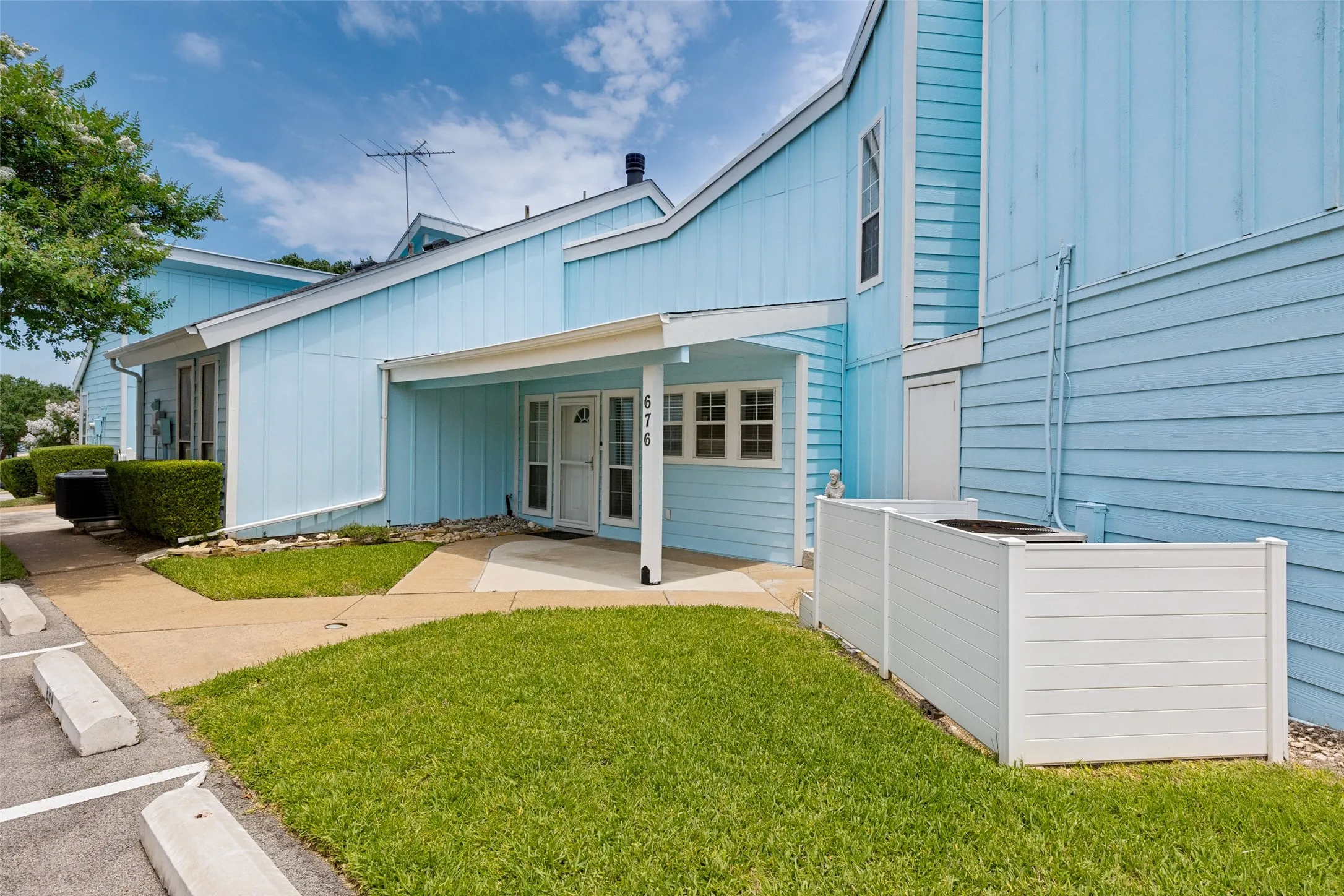Condominium For Sale in Tarrant County , 676 Harbor Drive, Azle, Texas 76020, 4 Bedroom, 3 Bathroom, Garage spaces, 1,884 Sqft, built in 1986, mls#21313487, Real Estate Agent in Azle, Homes For Sale in Tarrant county, Homes For Sale in Azle, Realtor in Azle Texas, Real Estate Brokerage Independent Realty Texas, Luminita Cordes Realtor