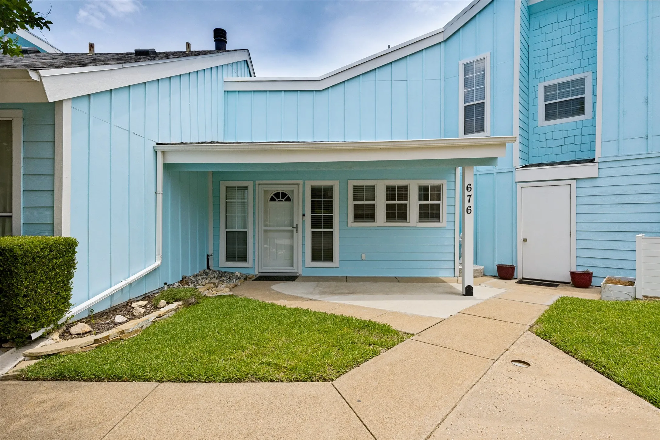 Condominium For Sale in Tarrant County , 676 Harbor Drive, Azle, Texas 76020, 4 Bedroom, 3 Bathroom, Garage spaces, 1,884 Sqft, built in 1986, mls#21313487, Real Estate Agent in Azle, Homes For Sale in Tarrant county, Homes For Sale in Azle, Realtor in Azle Texas, Real Estate Brokerage Independent Realty Texas, Luminita Cordes Realtor