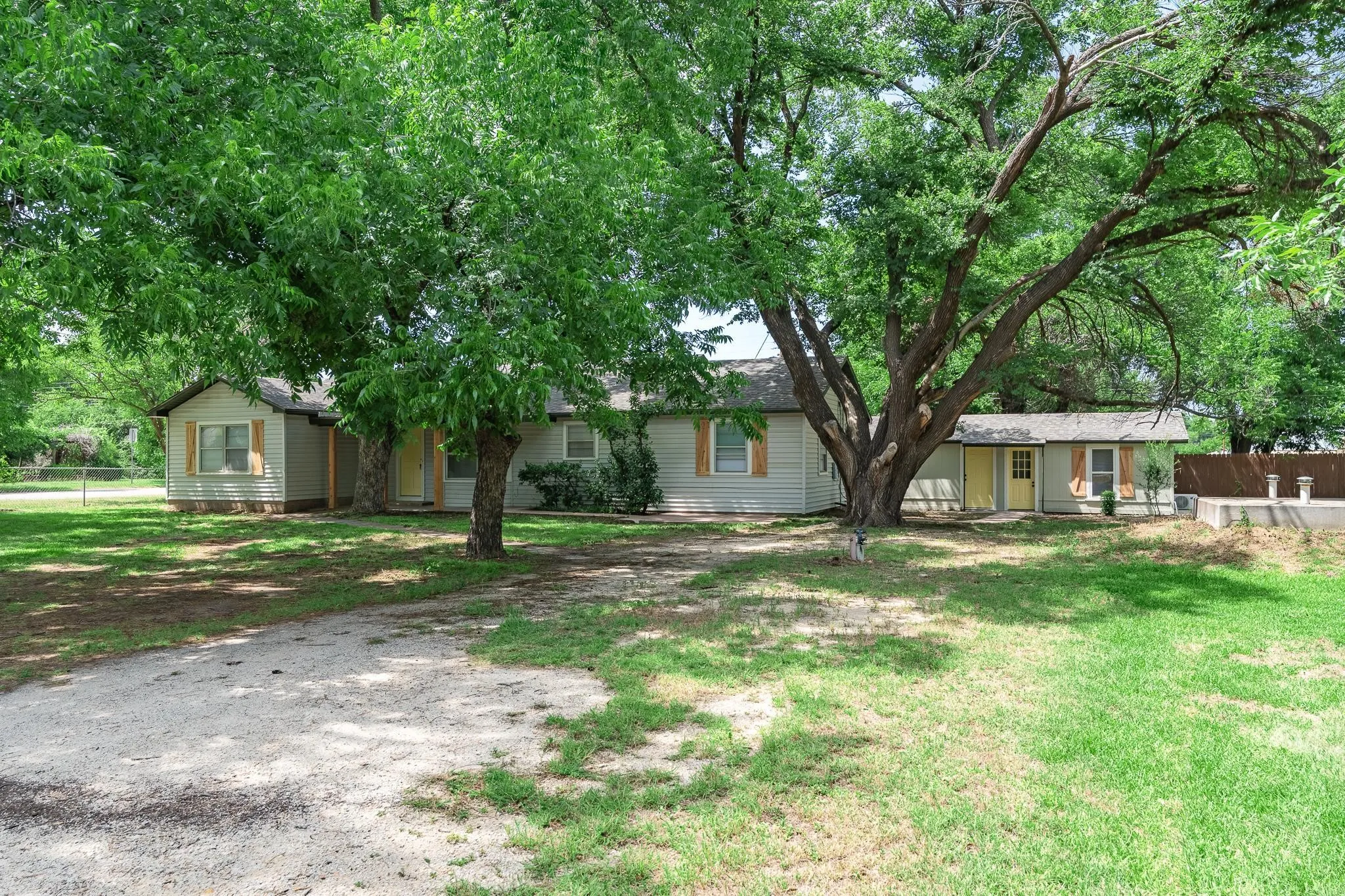 Single Family Residence For Sale in Callahan County , 102 S 2nd Street, Clyde, Texas 79510, 4 Bedroom, 2 Bathroom, 1 Garage spaces, 1,516 Sqft, built in 1945, mls#21313422, Real Estate Agent in Clyde, Homes For Sale in Callahan county, Homes For Sale in Clyde, Realtor in Clyde Texas, Real Estate Brokerage Independent Realty Texas, Luminita Cordes Realtor