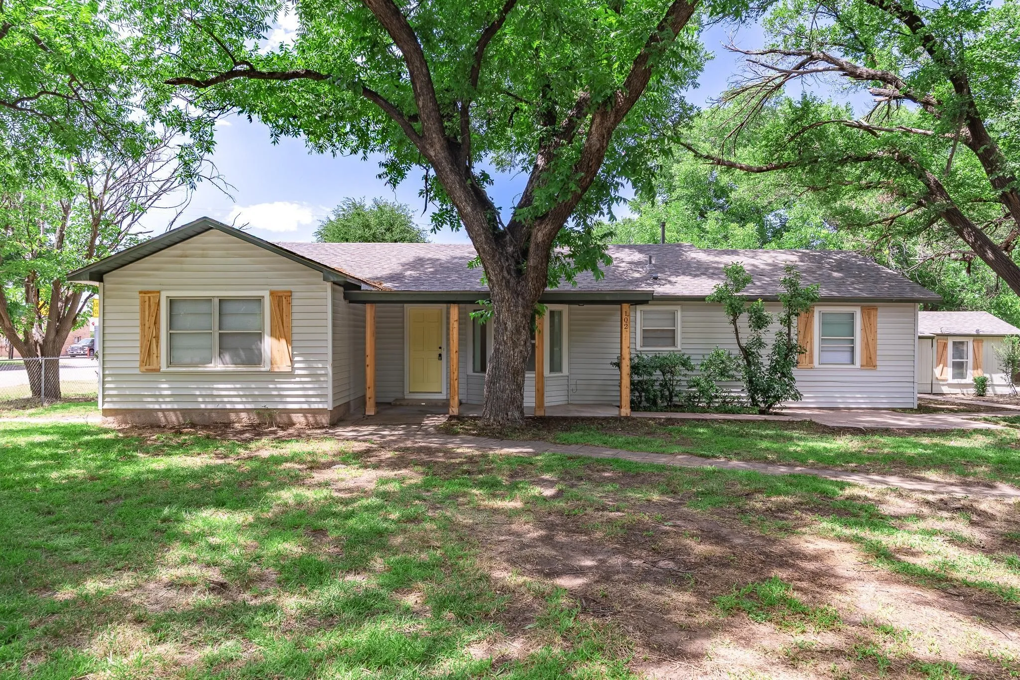 Single Family Residence For Sale in Callahan County , 102 S 2nd Street, Clyde, Texas 79510, 4 Bedroom, 2 Bathroom, 1 Garage spaces, 1,516 Sqft, built in 1945, mls#21313422, Real Estate Agent in Clyde, Homes For Sale in Callahan county, Homes For Sale in Clyde, Realtor in Clyde Texas, Real Estate Brokerage Independent Realty Texas, Luminita Cordes Realtor