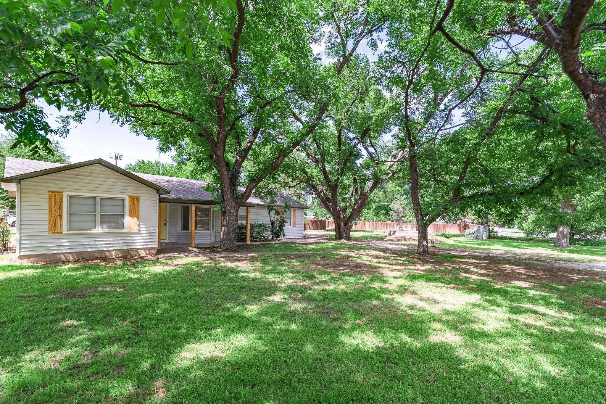 Single Family Residence For Sale in Callahan County , 102 S 2nd Street, Clyde, Texas 79510, 4 Bedroom, 2 Bathroom, 1 Garage spaces, 1,516 Sqft, built in 1945, mls#21313422, Real Estate Agent in Clyde, Homes For Sale in Callahan county, Homes For Sale in Clyde, Realtor in Clyde Texas, Real Estate Brokerage Independent Realty Texas, Luminita Cordes Realtor